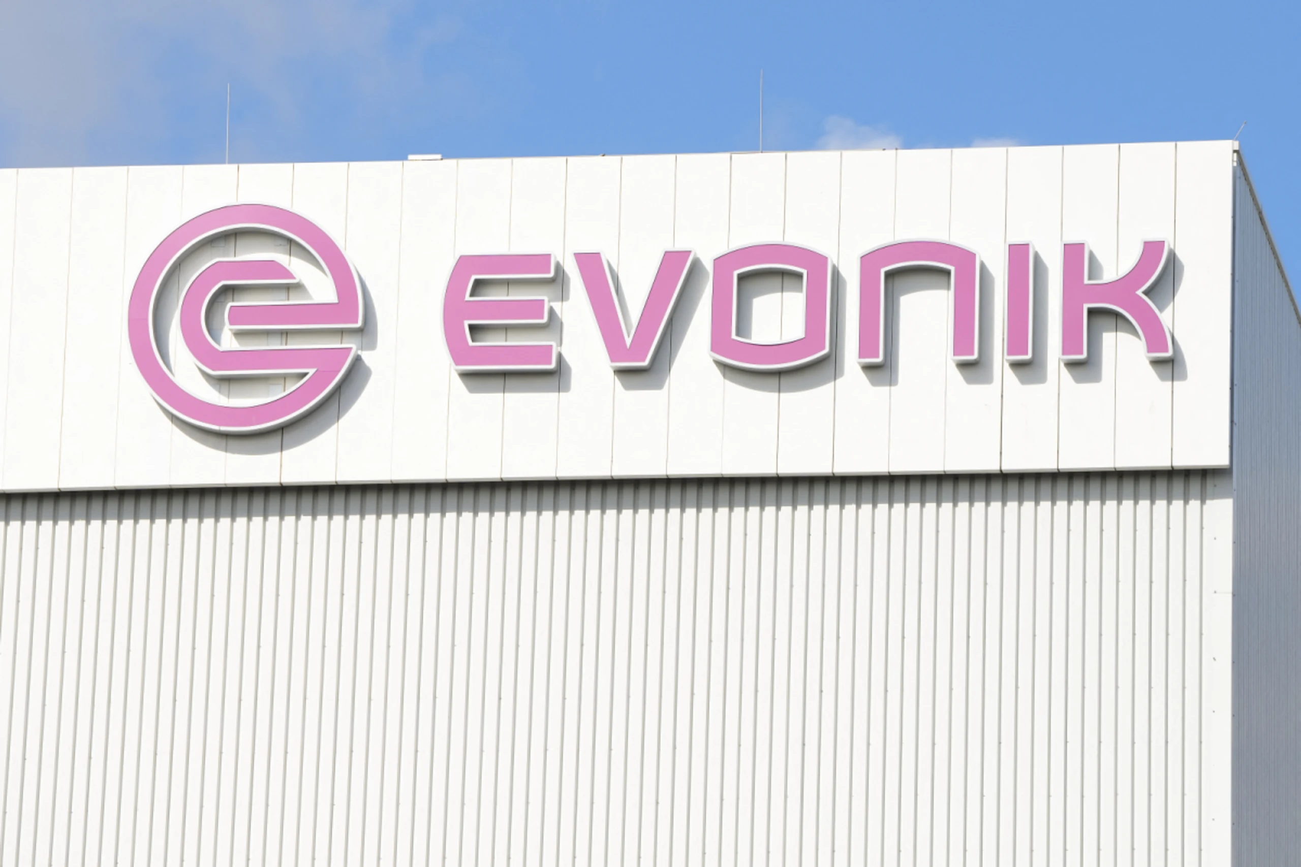 Evonik hebt Prognose an