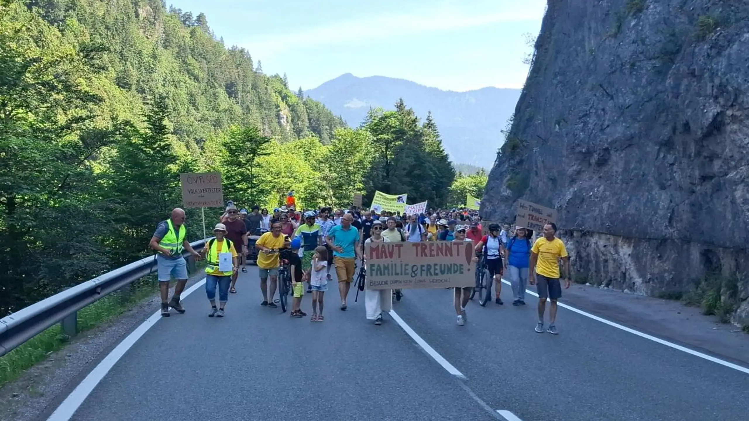 © APA/APA/MARKUS STEGMAYR/MARKUS STEGMAYR Der Demozug in Reutte machte sich Richtung Salzsilo auf