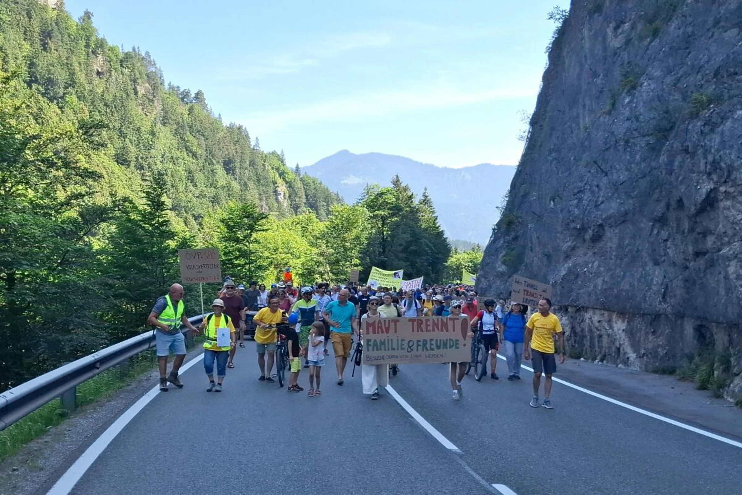 Der Demozug in Reutte machte sich Richtung Salzsilo auf