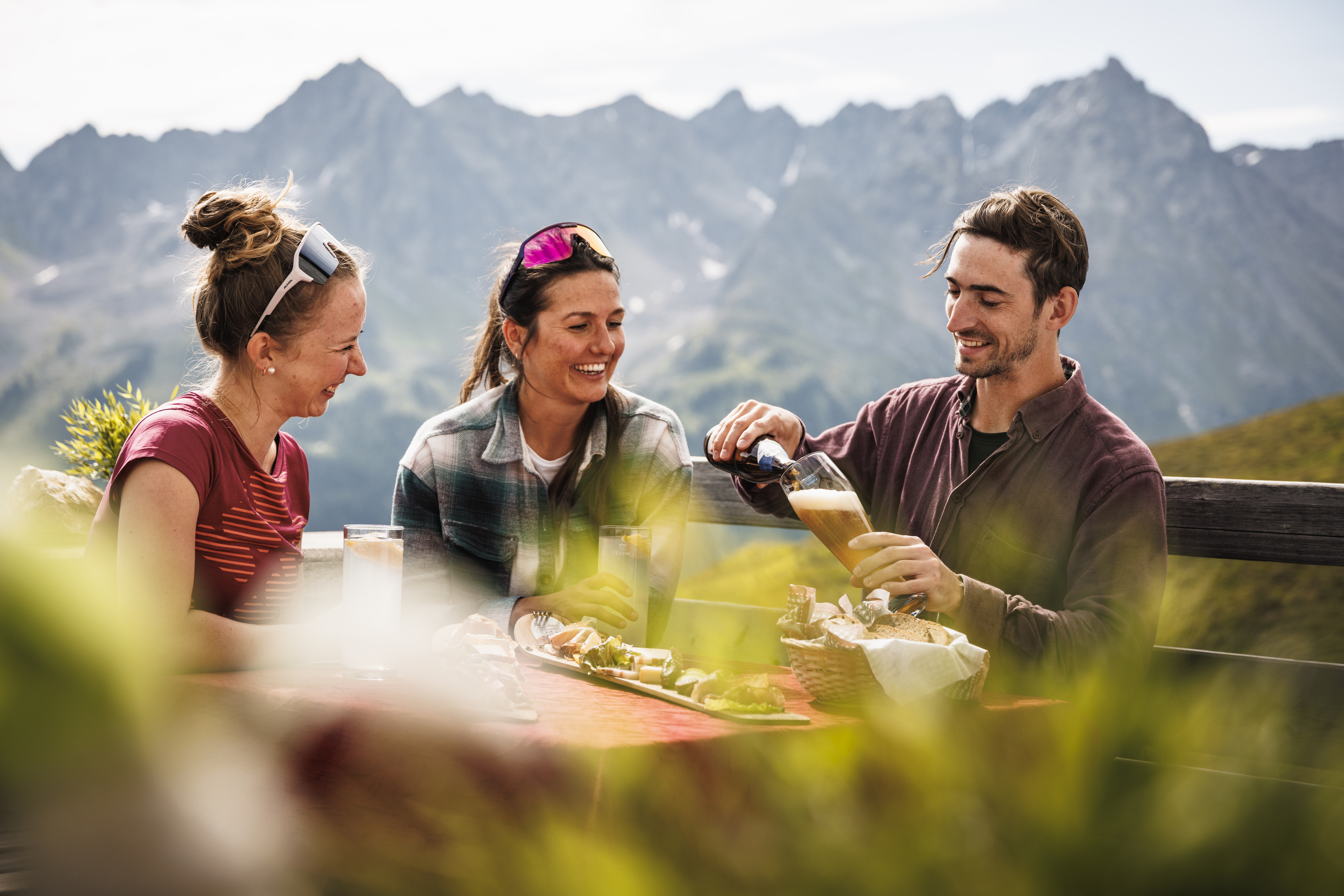 3 Menschen sitzen zusammen und lachen