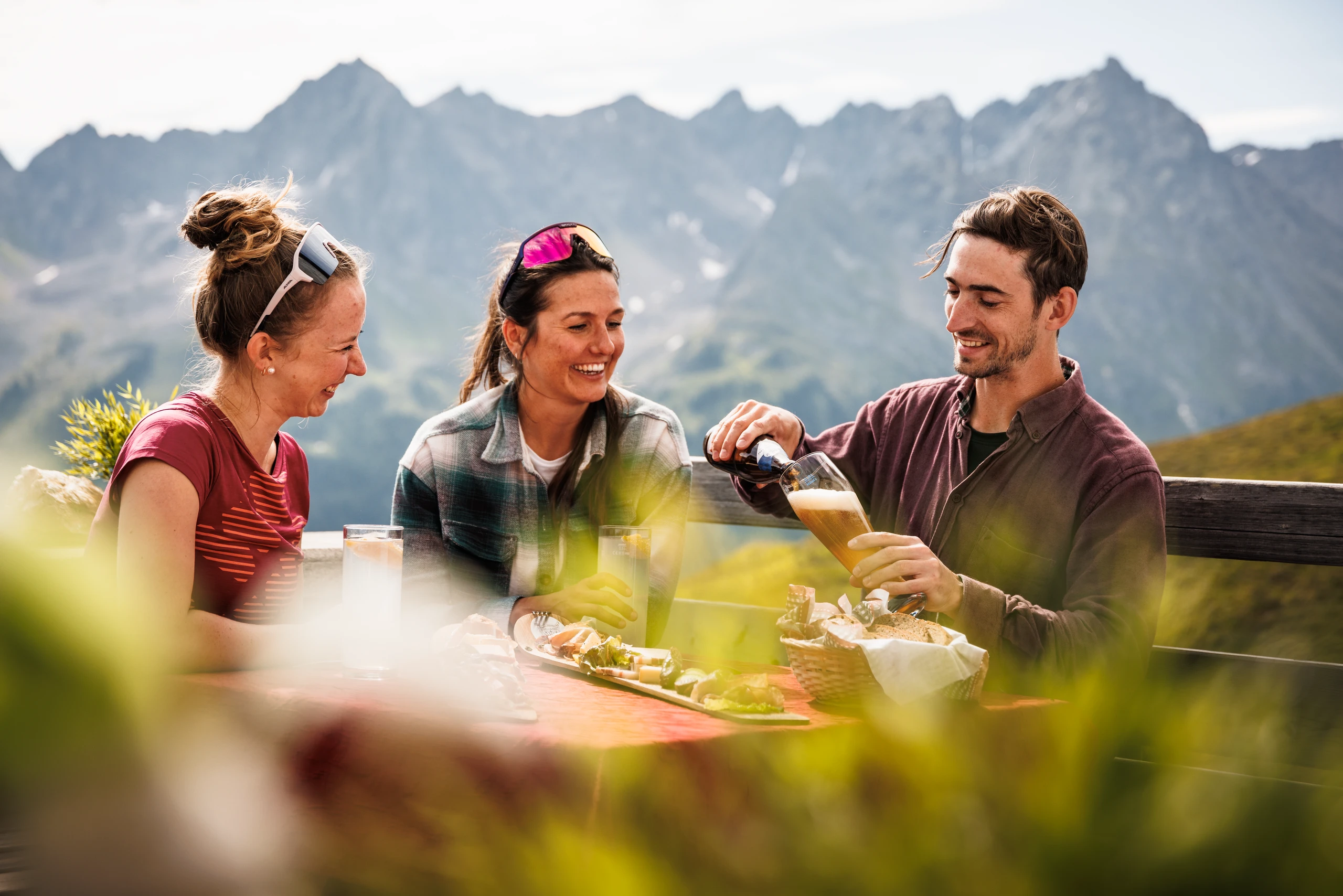 3 Menschen sitzen zusammen und lachen