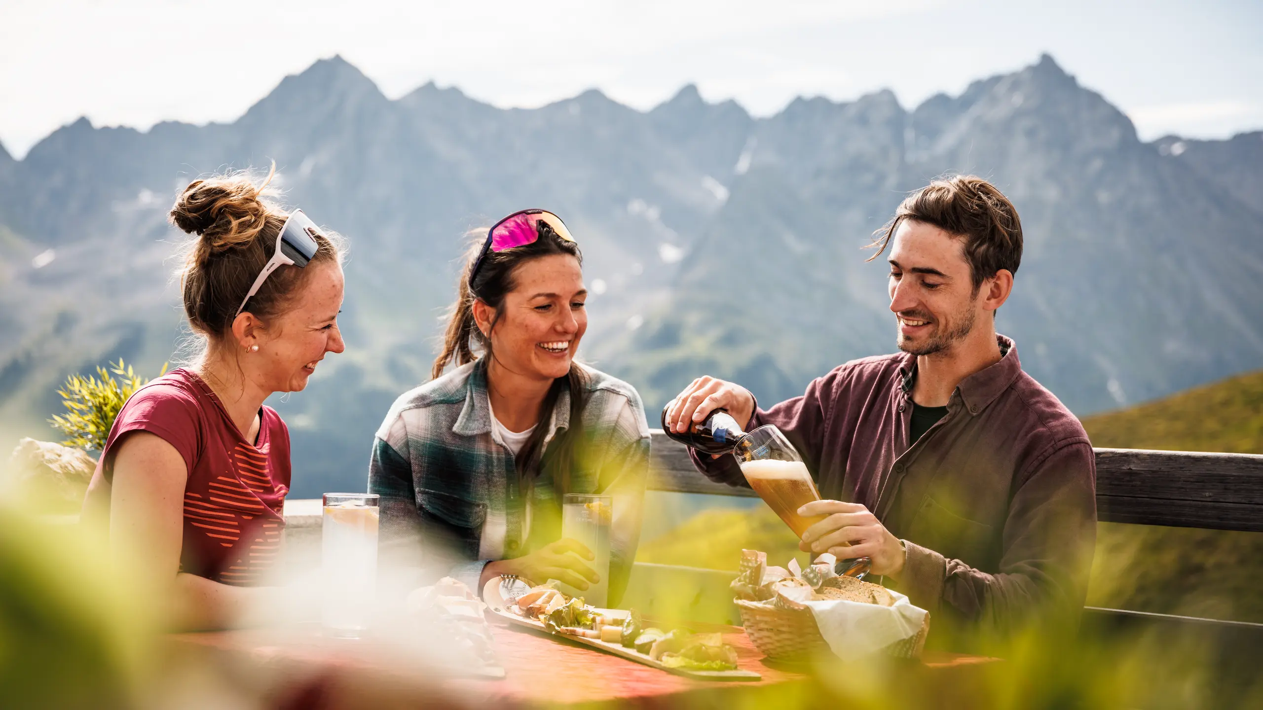 3 Menschen sitzen zusammen und lachen