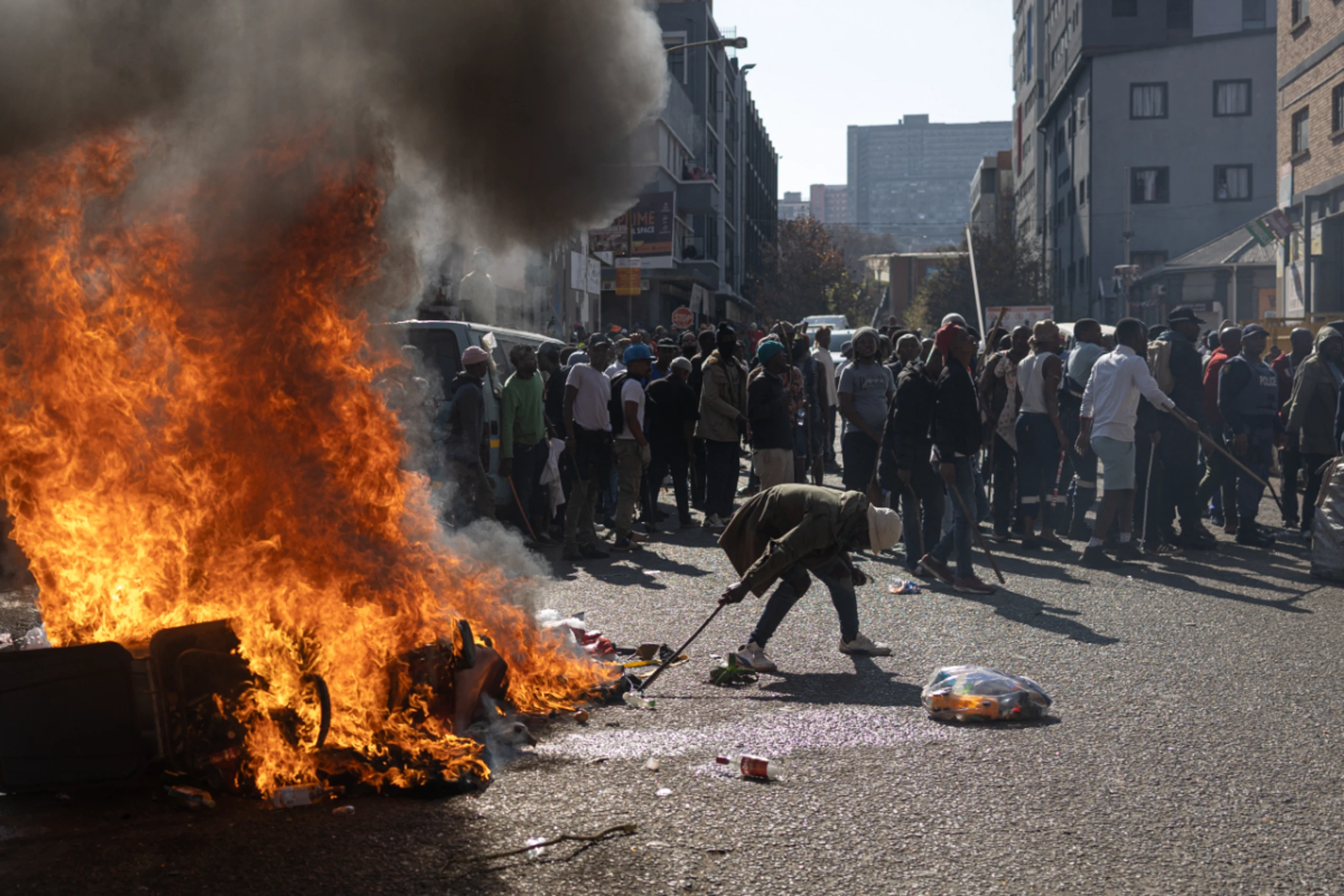 Feuer vor Haus in Johannesburg, in dem "Illegale" vermutet werden