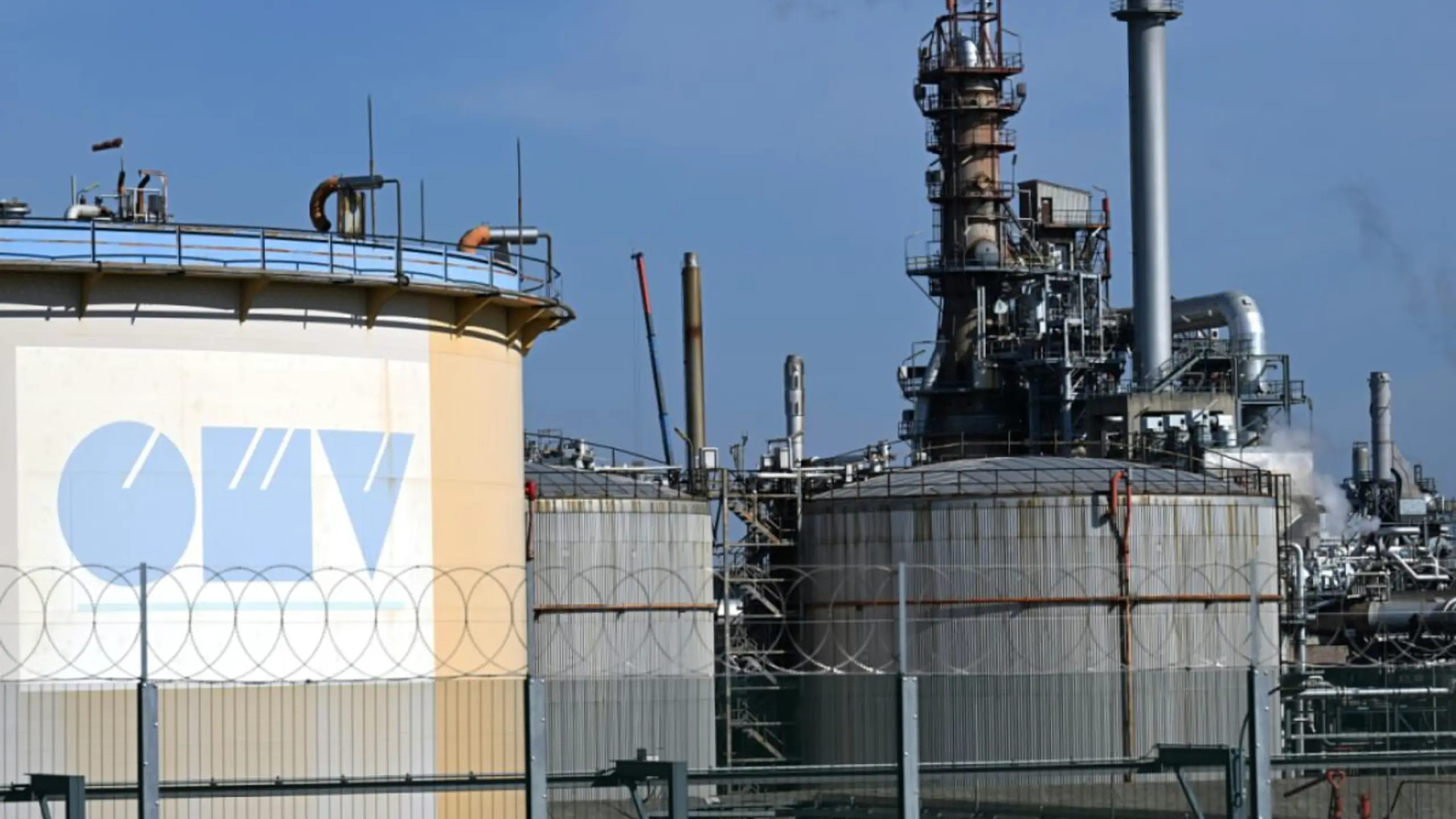 Die OMV betreibt Raffinerien nahe des Wiener und Münchner Flughafens