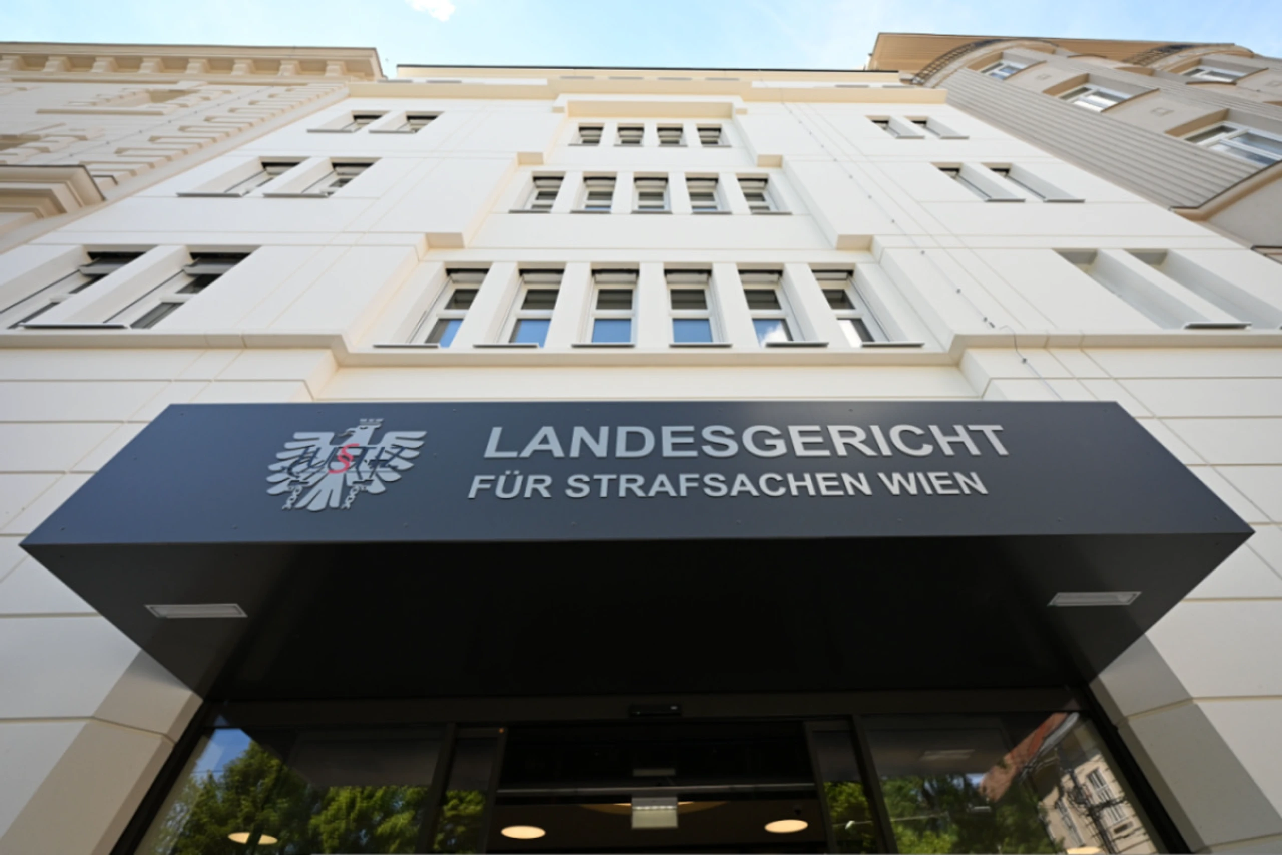 Gegen drei Polizisten und den Juristen wird ganztägig verhandelt