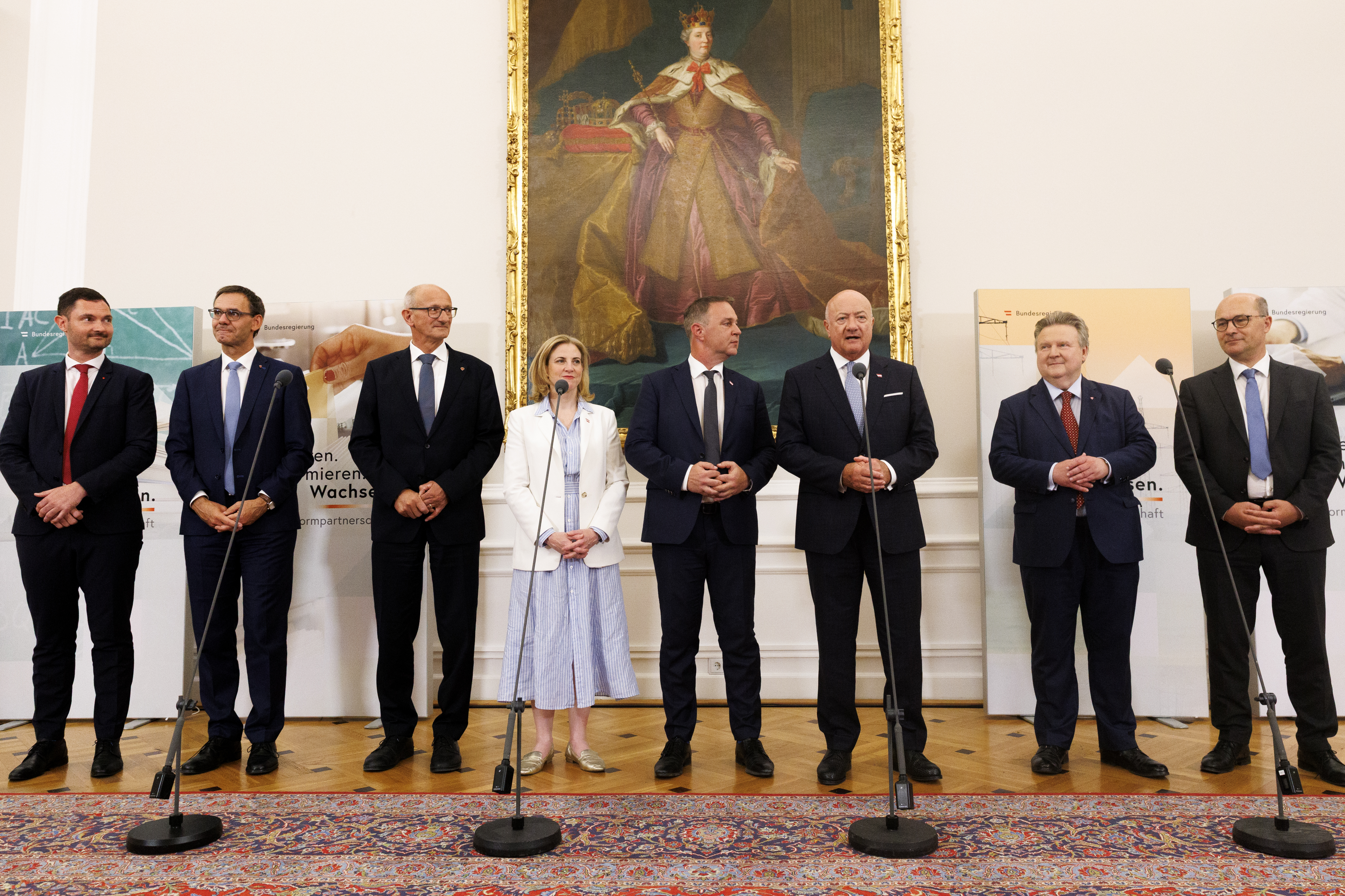Landesrat Peter Reichmann, LH Markus Wallner, LH Anton Mattle, Außenministerin Beate Meinl-Reisinger, Vizekanzler Andreas Babler, Bundeskanzler Christian Stocker, Städtebundpräsident Michael Häupl und Gemeindebundpräsident Johannes Pressl  (v.l.)