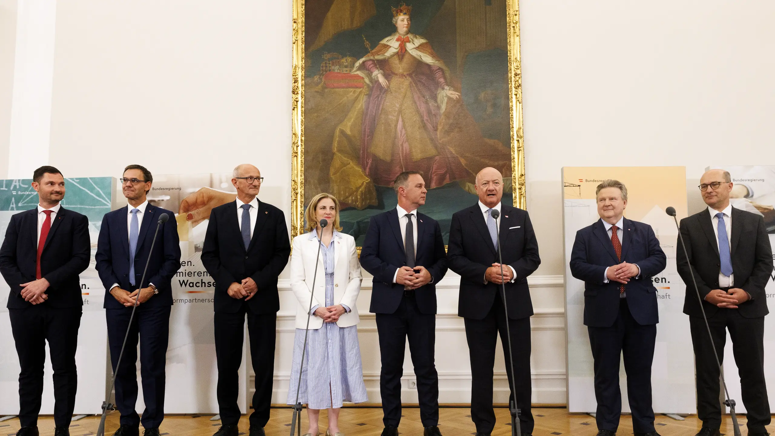 © APA/Tobias Steinmaurer Landesrat Peter Reichmann, LH Markus Wallner, LH Anton Mattle, Außenministerin Beate Meinl-Reisinger, Vizekanzler Andreas Babler, Bundeskanzler Christian Stocker, Städtebundpräsident Michael Häupl und Gemeindebundpräsident Johannes Pressl (v.l.)