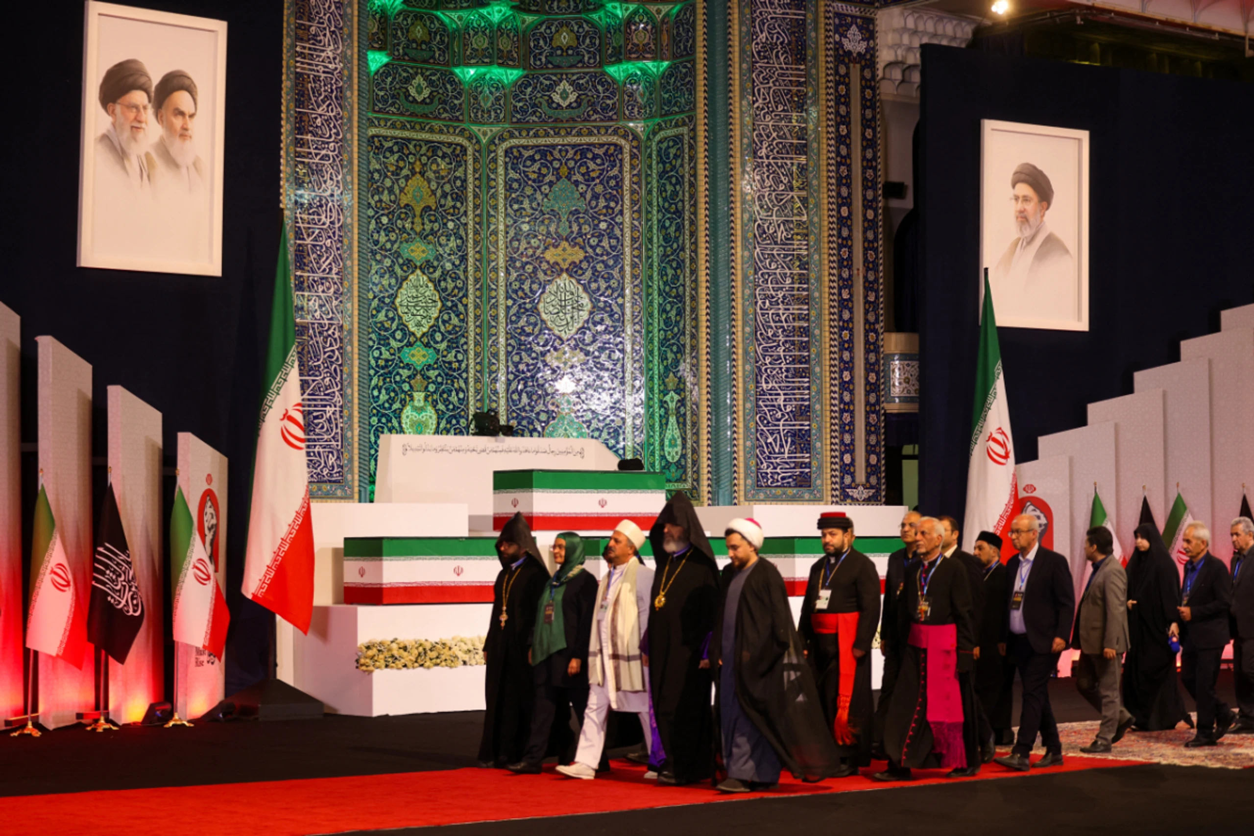 Der Sarg Khameneis in der Großmoschee Mosalla