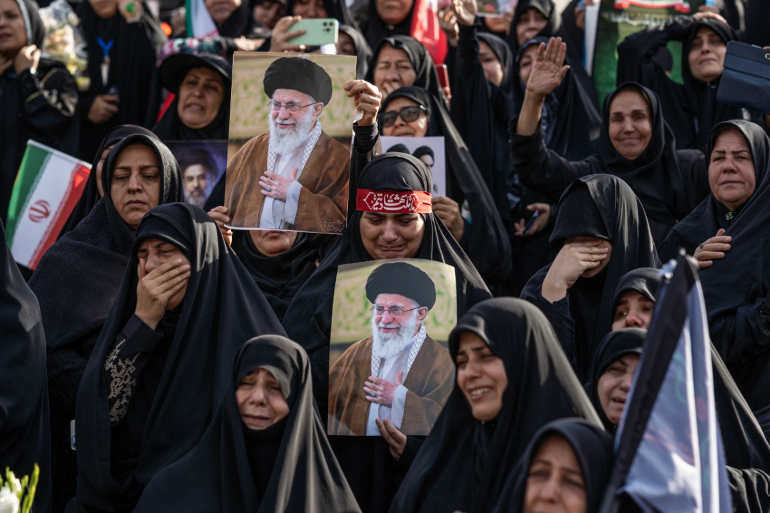 Trauernde mit Bild von Ali Khamenei