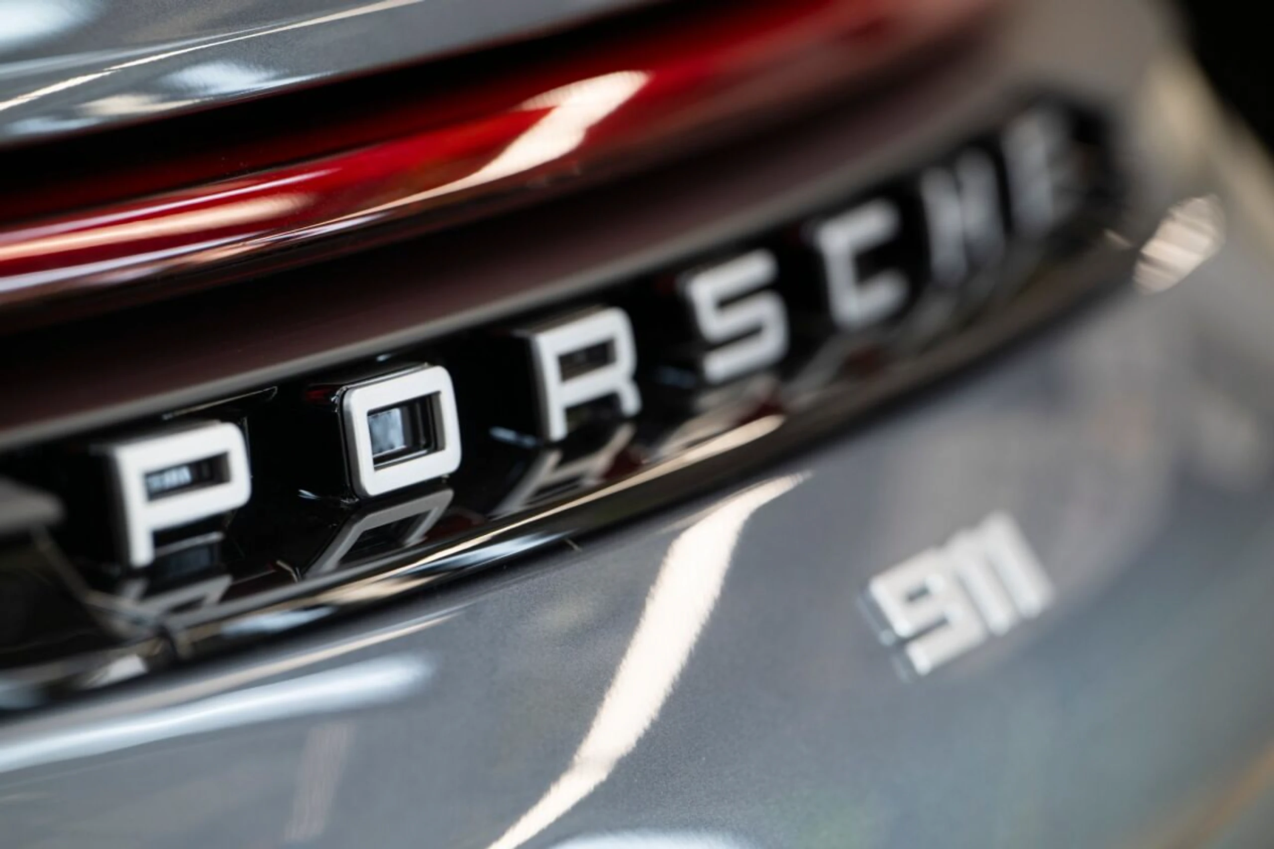 ++ ARCHIVBILD ++ Porsche schnürt ein Paket