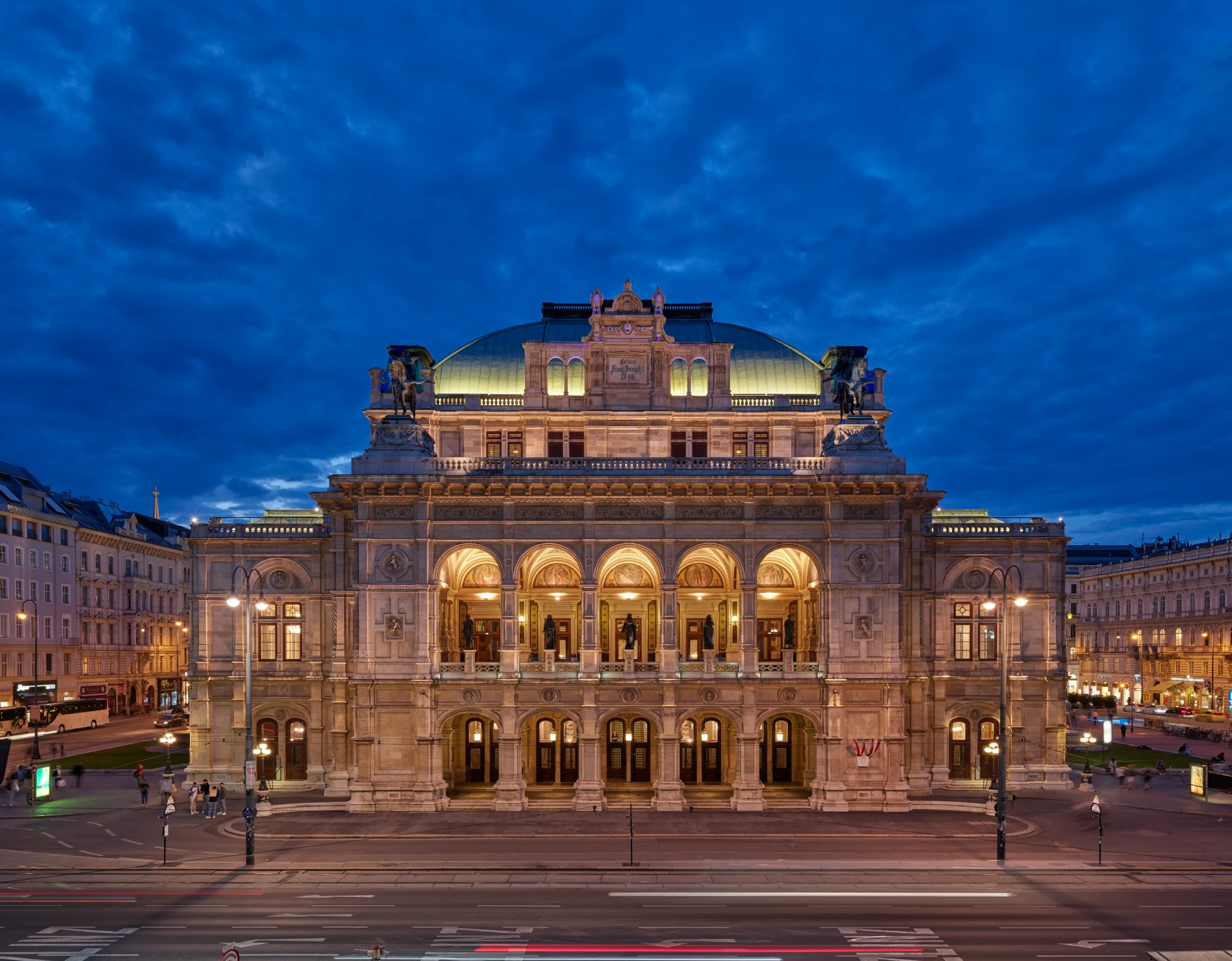 © Wiener Staatsoper / Michael Pöhn Blurred image background