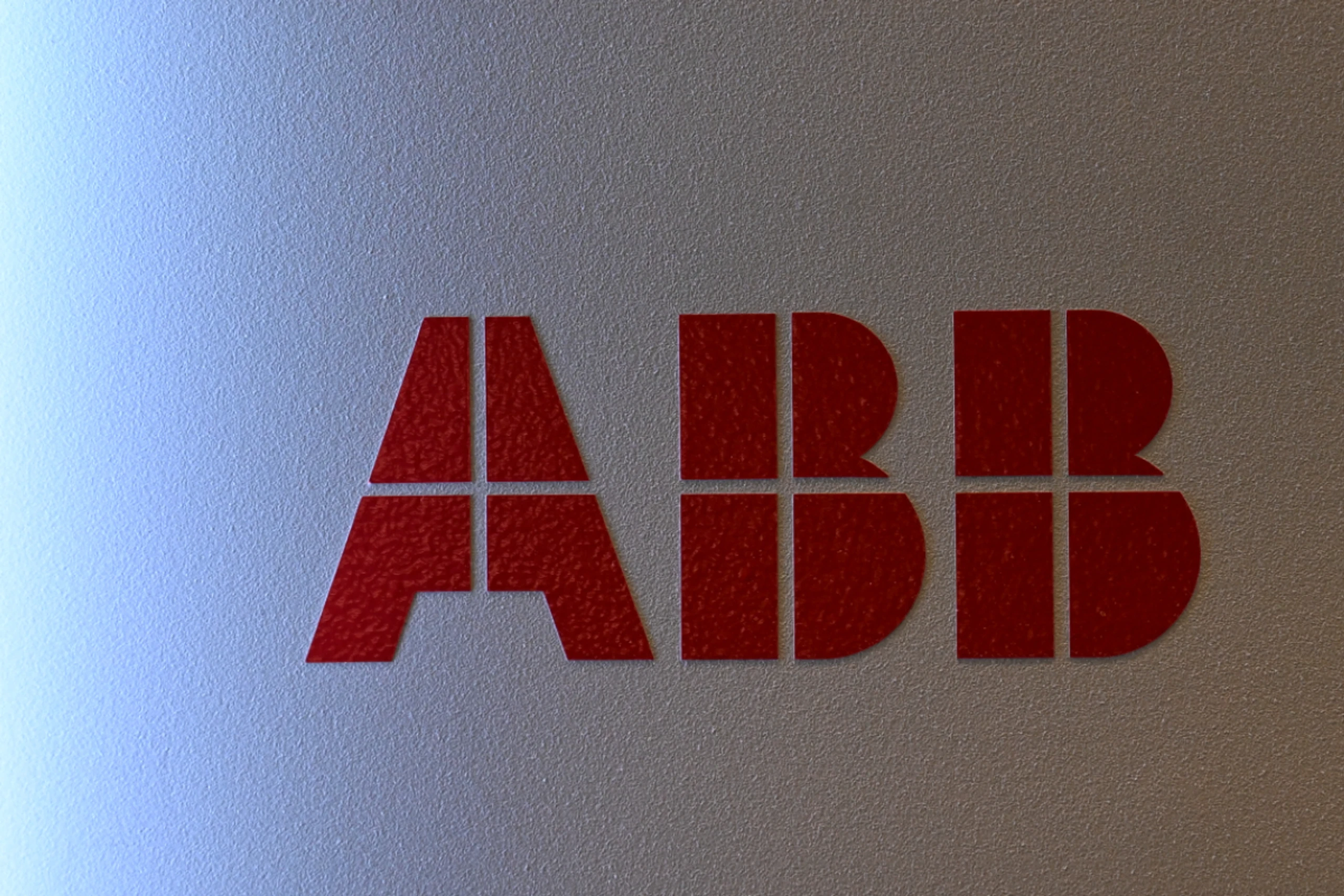 ABB bringt Robotik- und Automatisierungstechnologie und Software ein