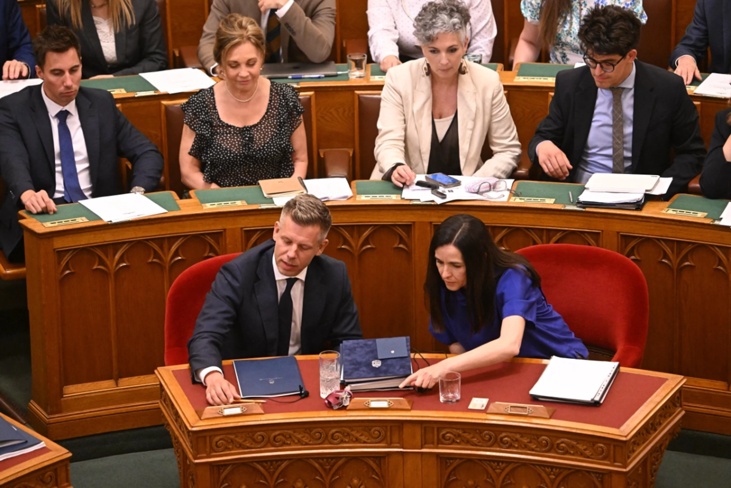 Premier Magyar und Außenministerin Orban bei der Abstimmung