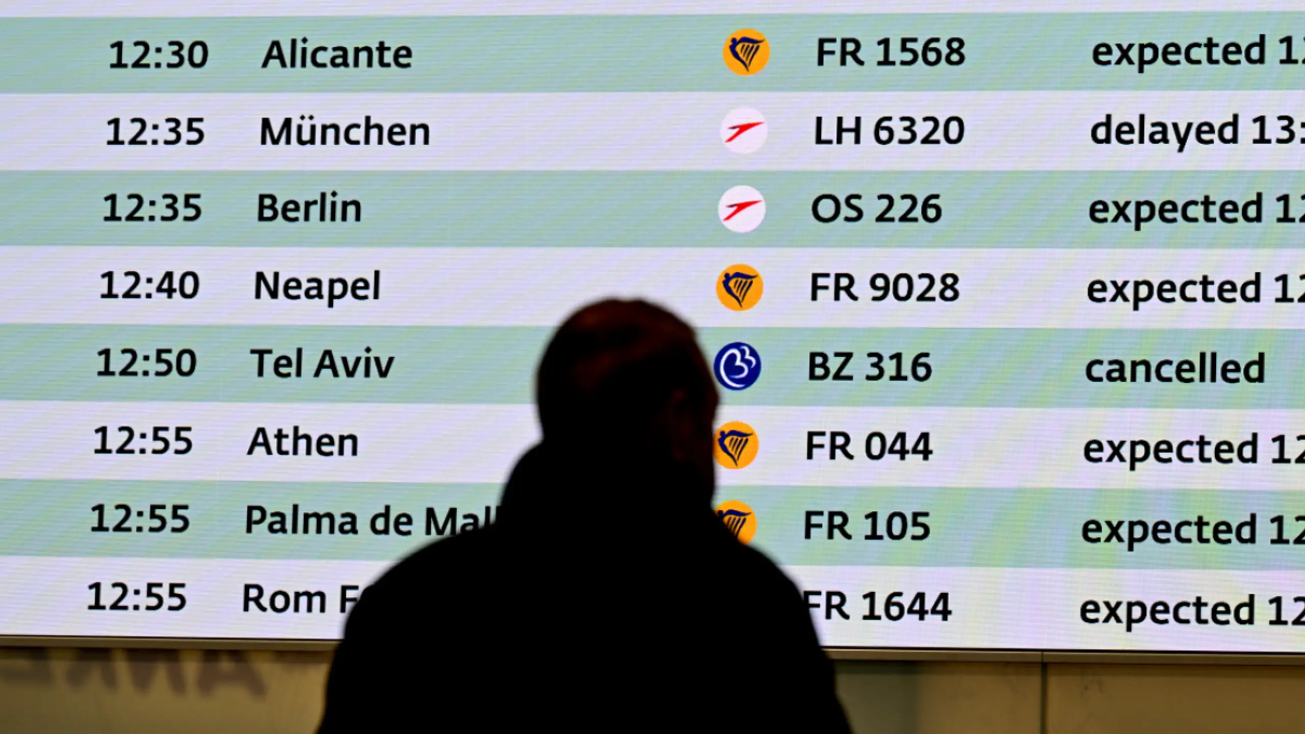 © APA/APA/THEMENBILD/ROLAND SCHLAGER Der Wiener Flughafen bekam die Krise im Nahen Osten zu spüren