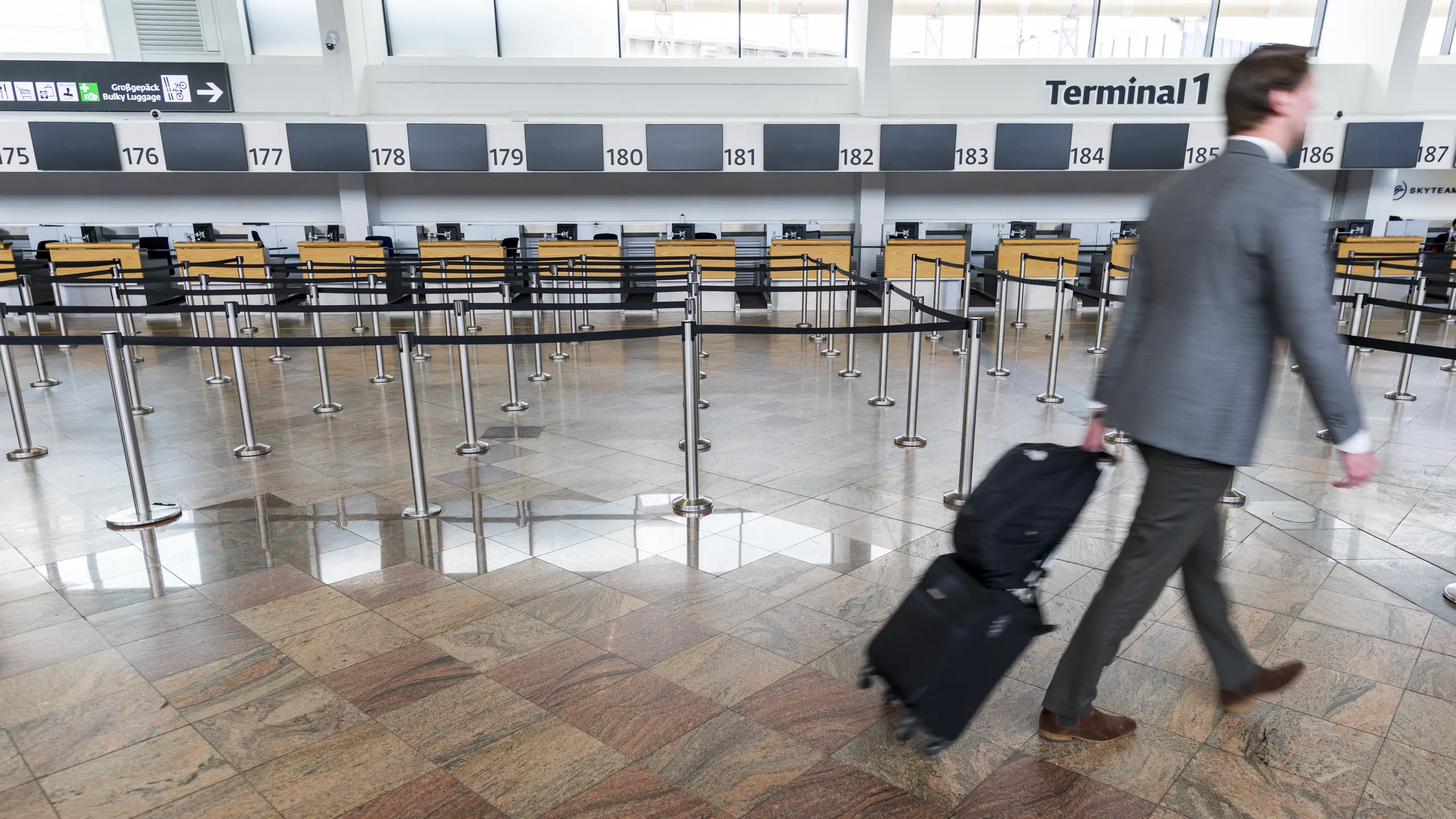 © APA/TOBIAS STEINMAURER Symbolbild: Wenig Passagiere am Wiener Flughafen