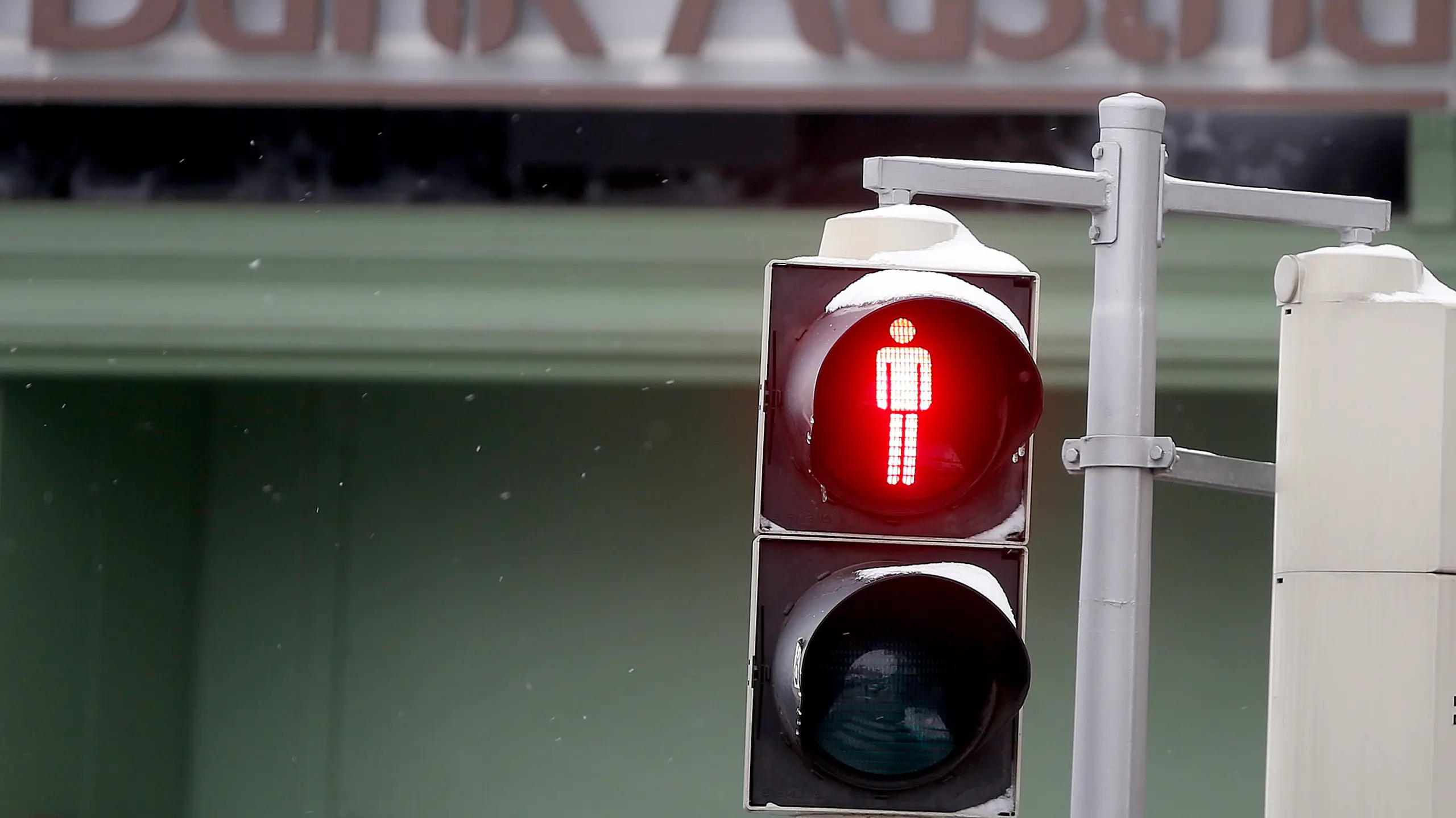 © APA/GEORG HOCHMUTH Bank Austria Gebäude mit roter Ampel