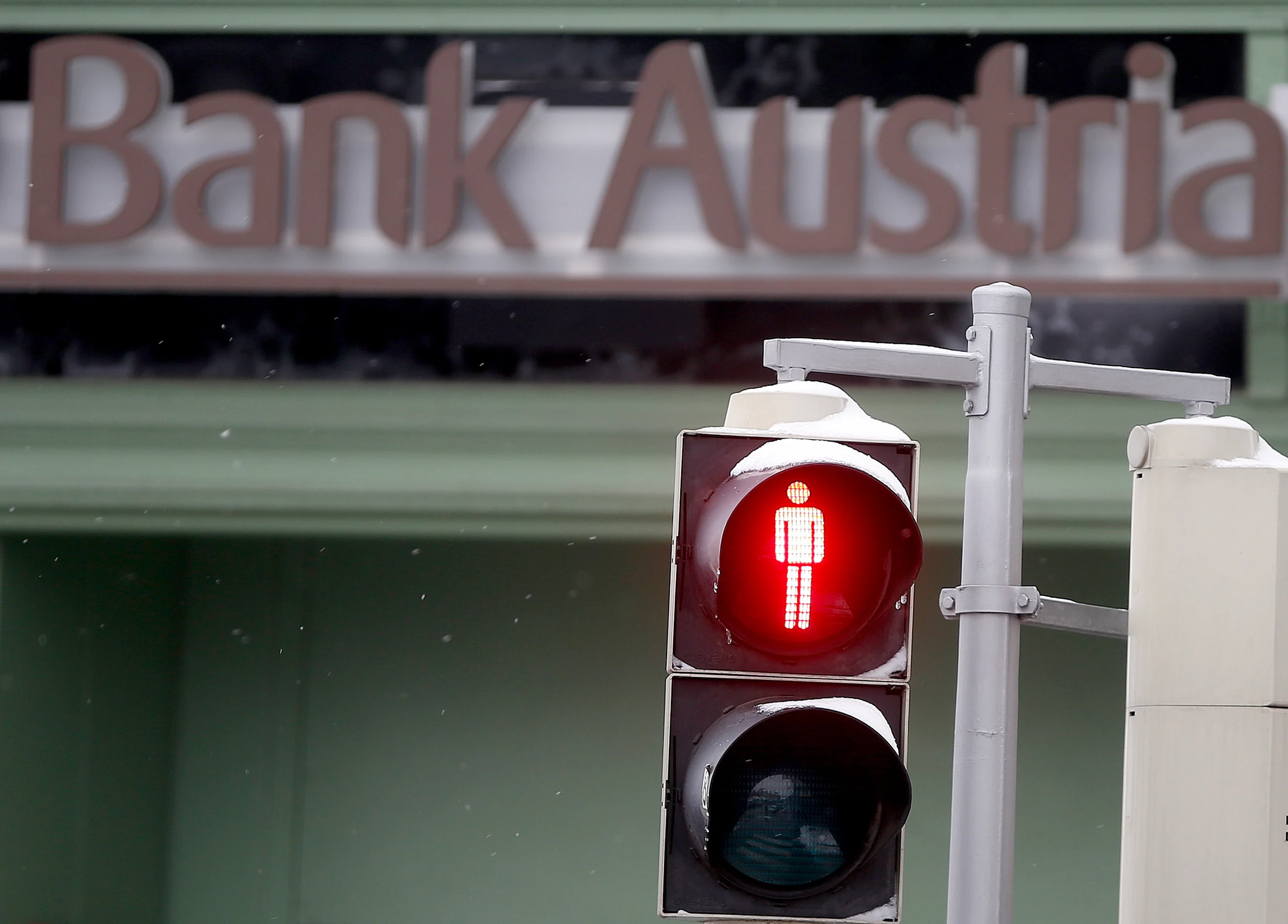 Bank Austria Gebäude mit roter Ampel