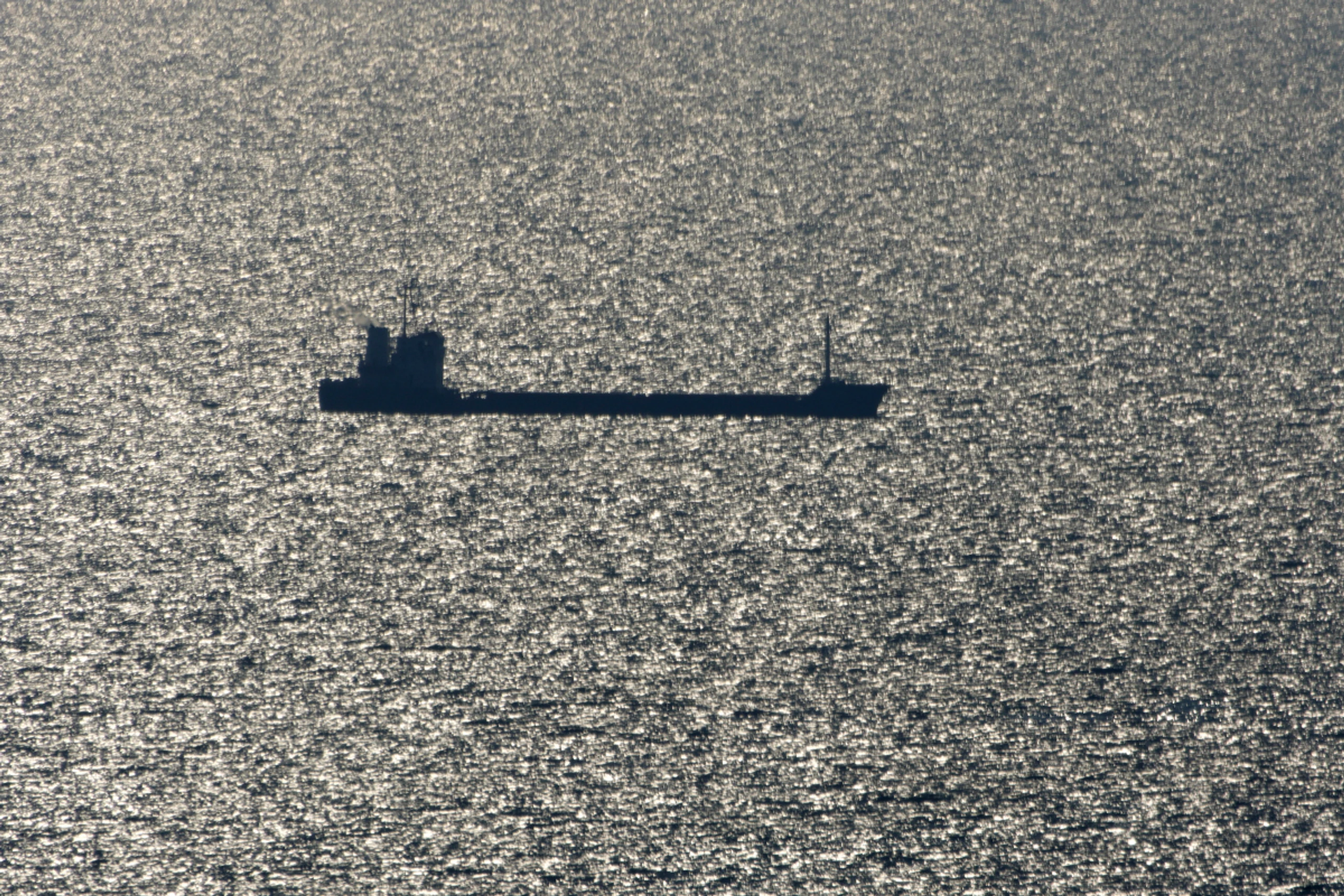 Ein Schiff mit Getreide für Afrika im Schwarzen Meer