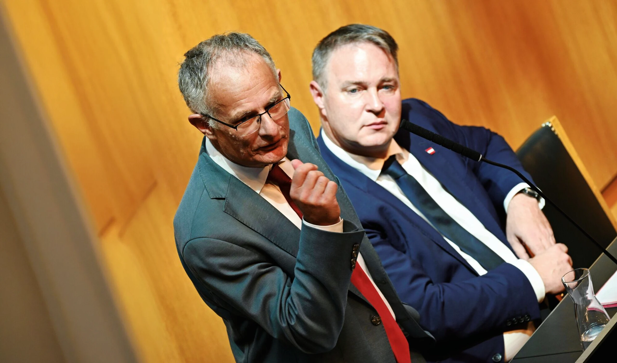 Politik Backstage: Pausen, Panik & Possen
