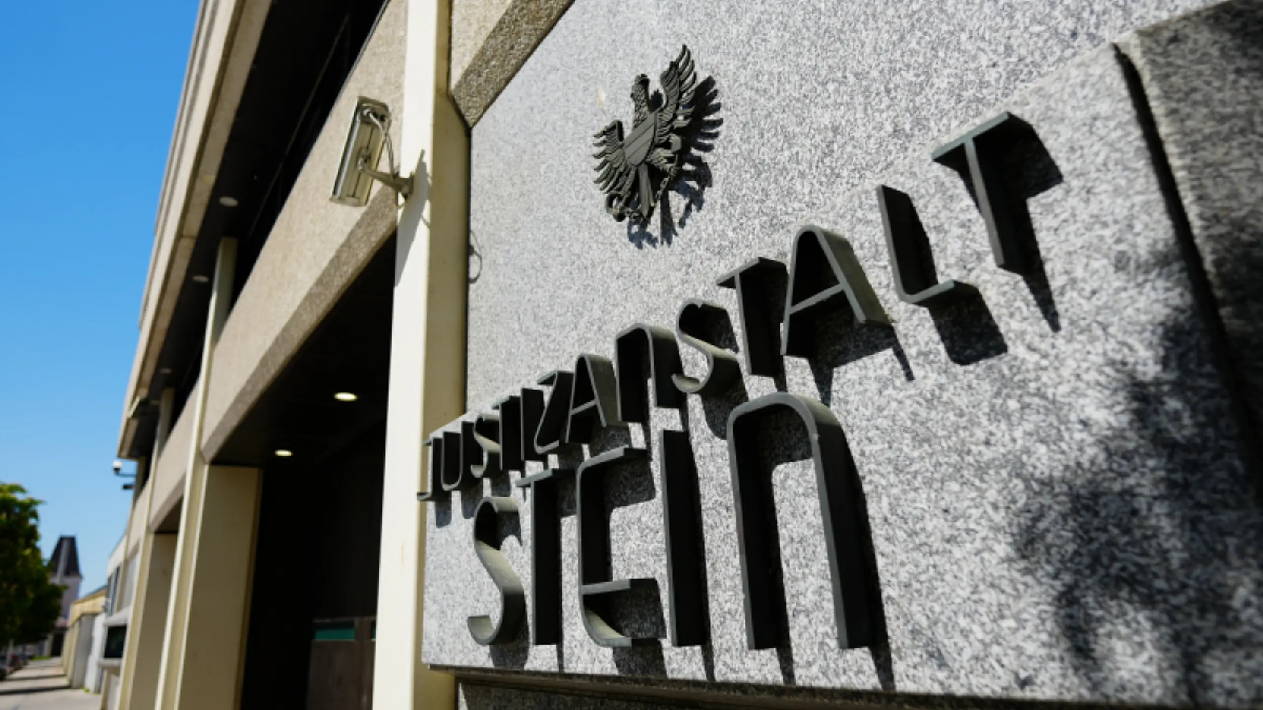 © APA/APA/THEMENBILD/EVA MANHART Einer der verletzten Beamten der JA Stein ist in Spitalsbehandlung