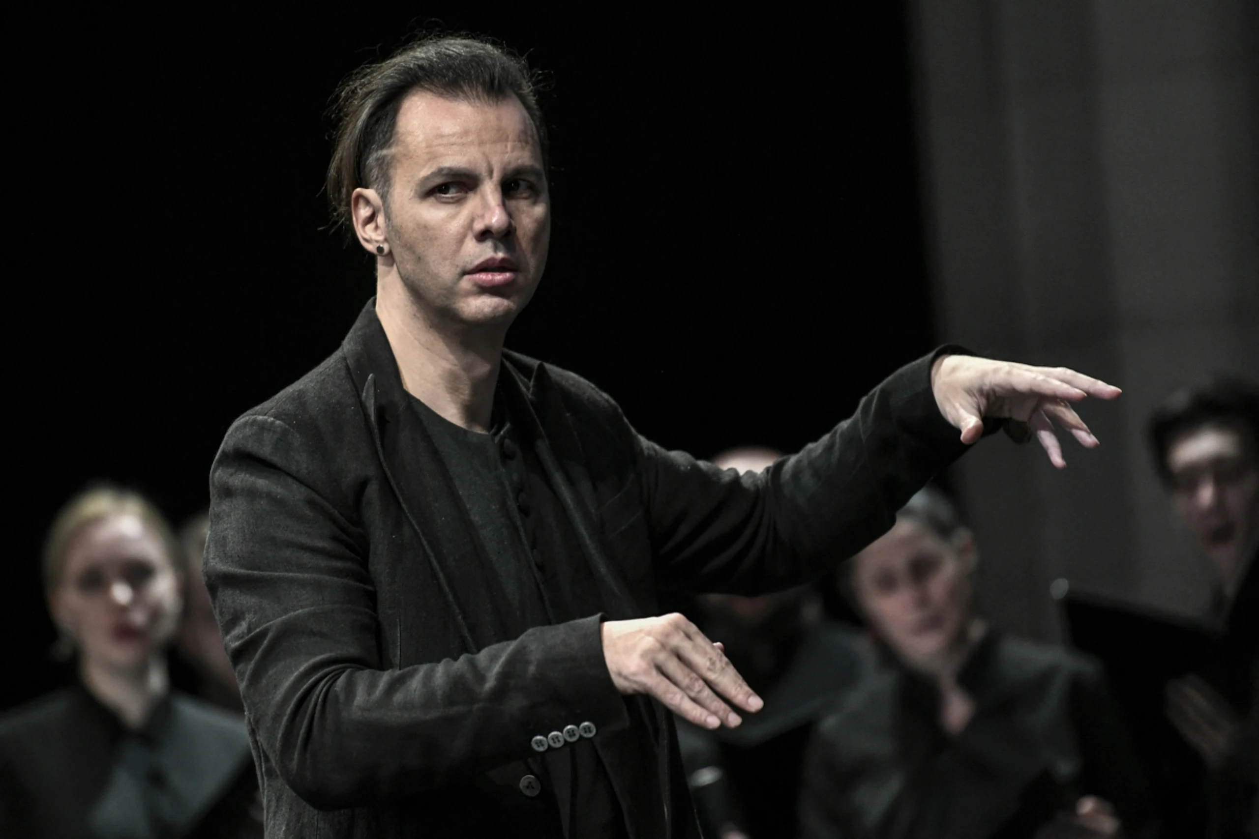 Schwarzes Gewand, dunkle Töne: Teodor Currentzis