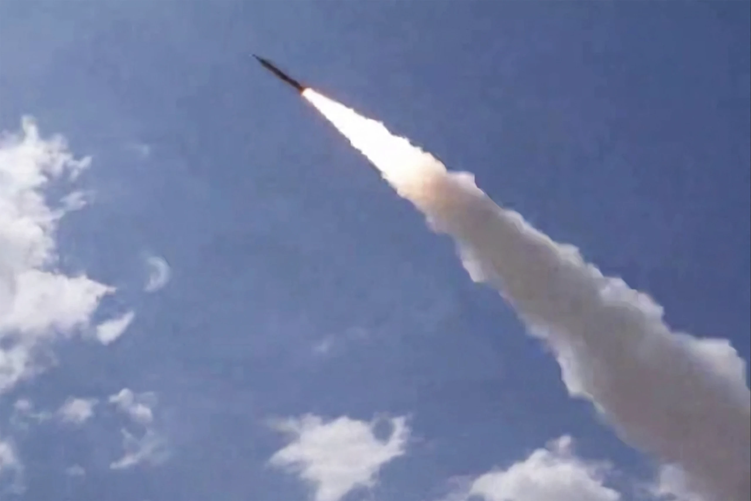 Auf dem Bild sieht man eine Rakete. Der Iran hat sie auf eines seiner Nachbarländer geschossen.