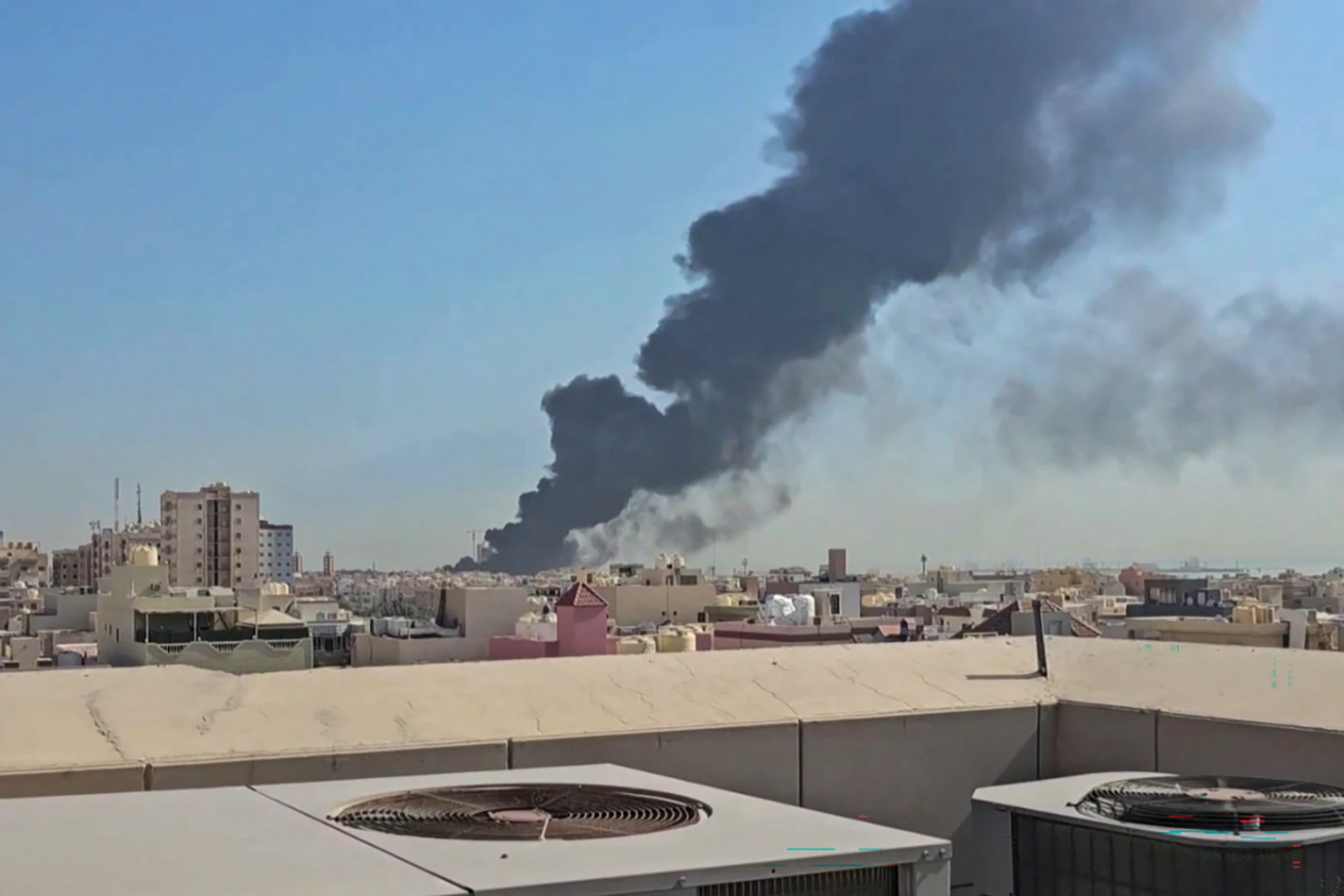 Immer wieder Gefechtsrauch am kuwaitischen Himmel