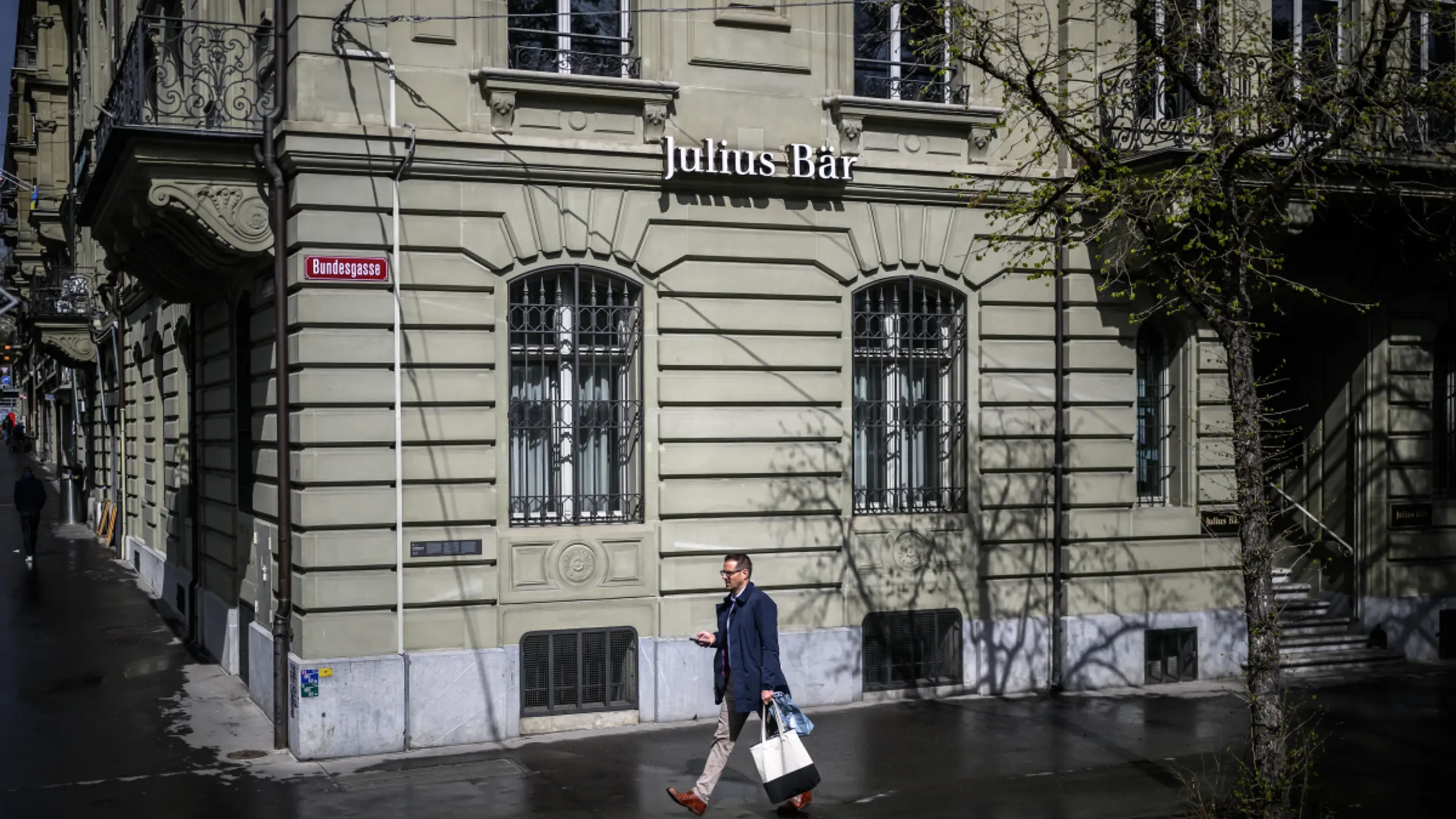 © APA/APA/AFP/FABRICE COFFRINI Abbau von riskanten Kunden geht nach Signa-Affäre weiter