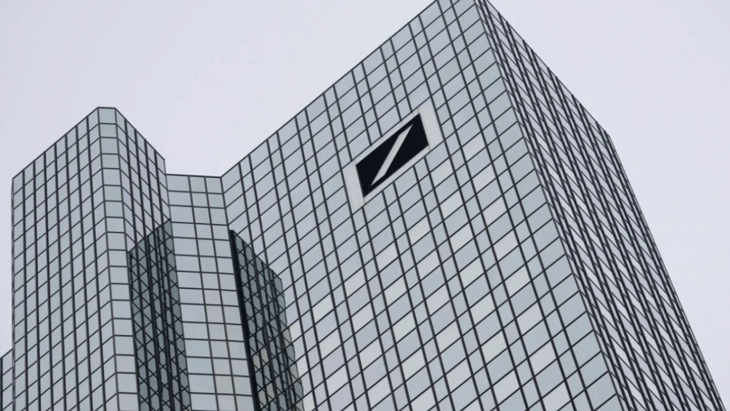 © APA/APA/DPA/BORIS ROESSLER Ermittler durchsuchen Zentrale der Deutschen Bank in Frankfurt