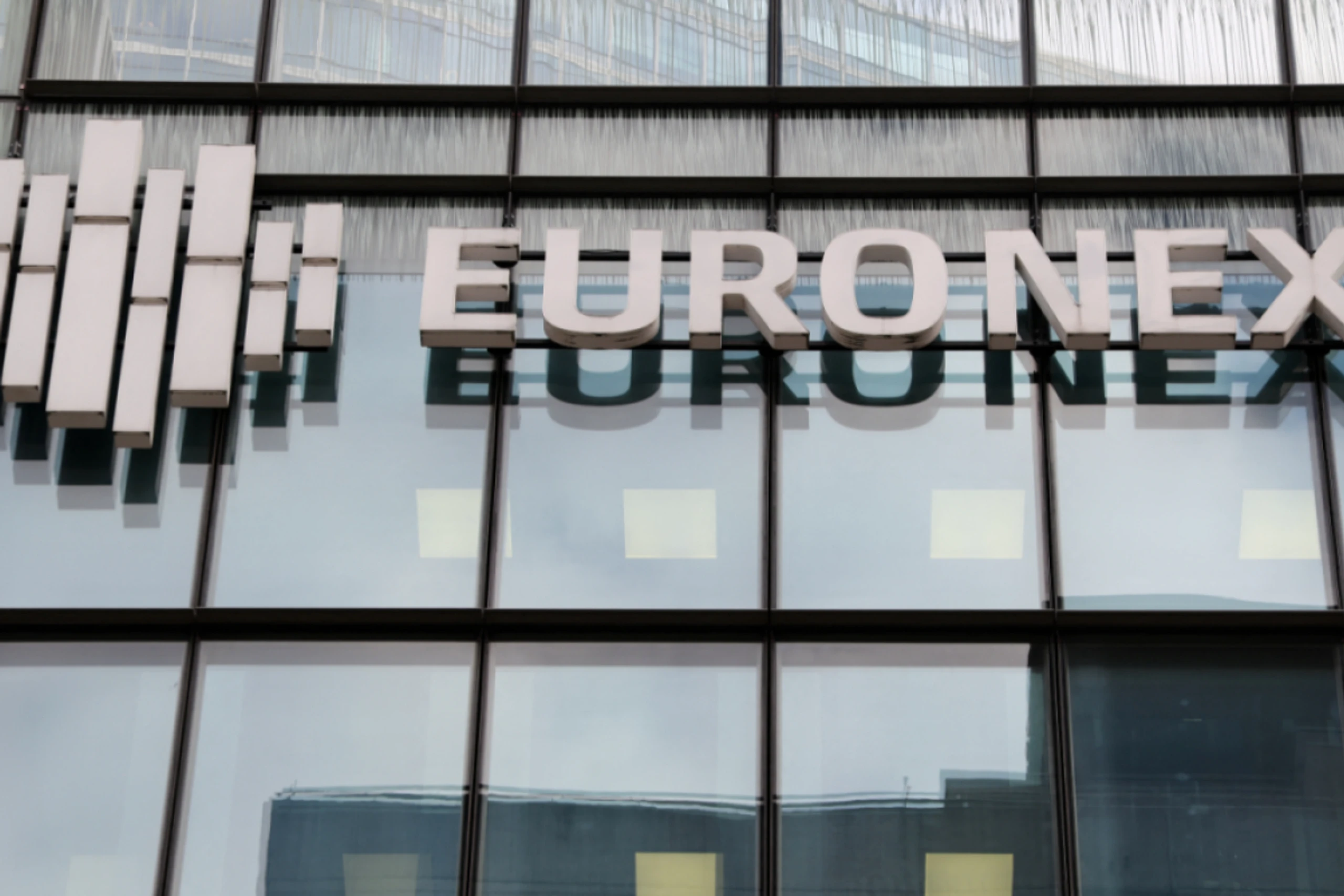 Europas Börsen schließen höher, FTSE-100 gewinnt über ein Prozent