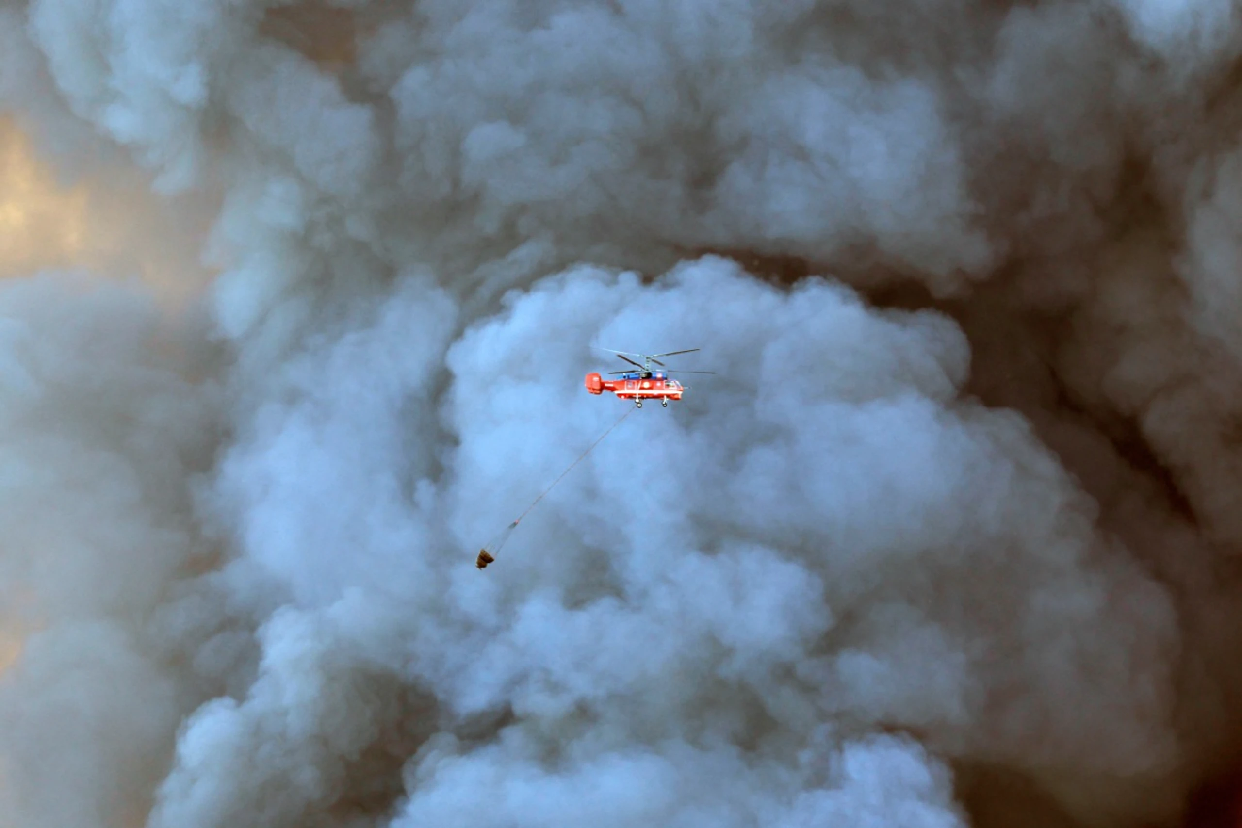 Ein Helikopter löschte bereits am Sonntag einen Brand beim Versandhändler