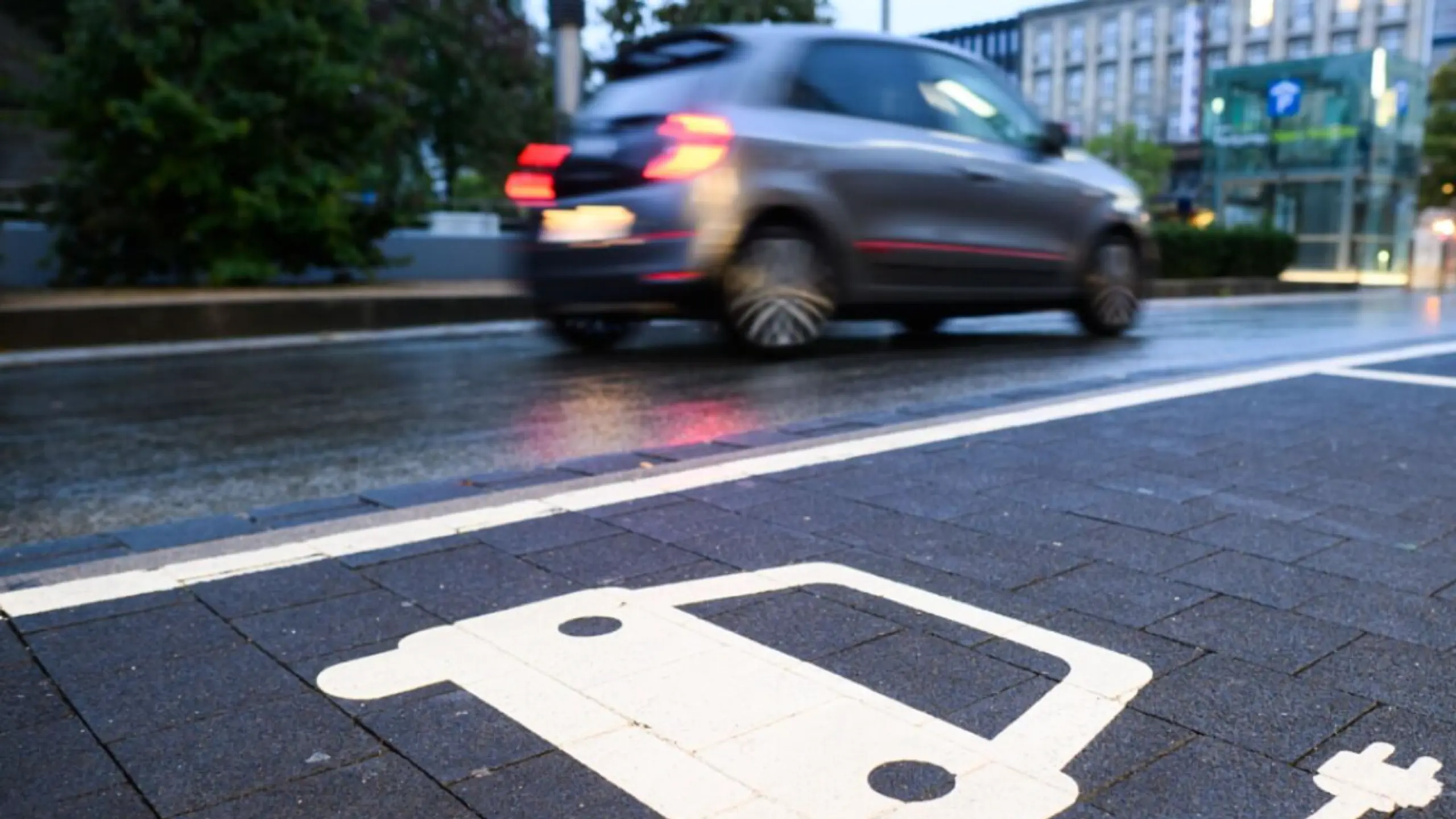 © APA/APA/DPA/Julian Stratenschulte ++ ARCHIVBILD ++ Elektroautos trieben Automarkt an