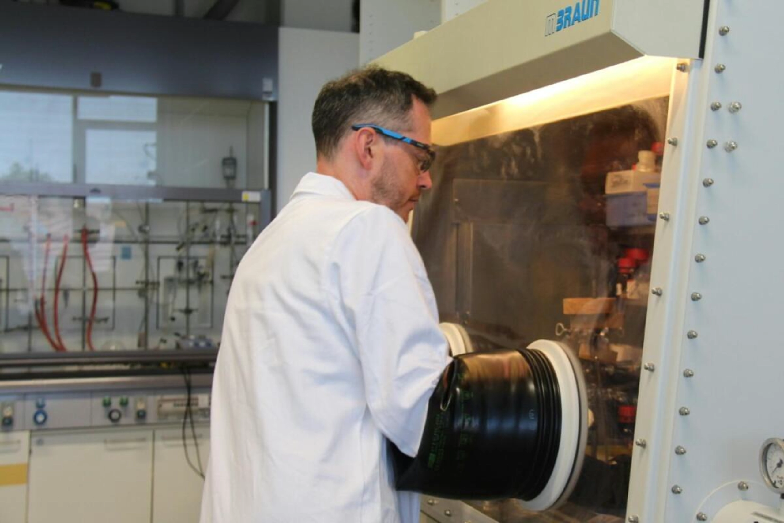 Als Werkzeug dienen Hlina Reaktionsbeschleuniger mit Seltenerdmetallen