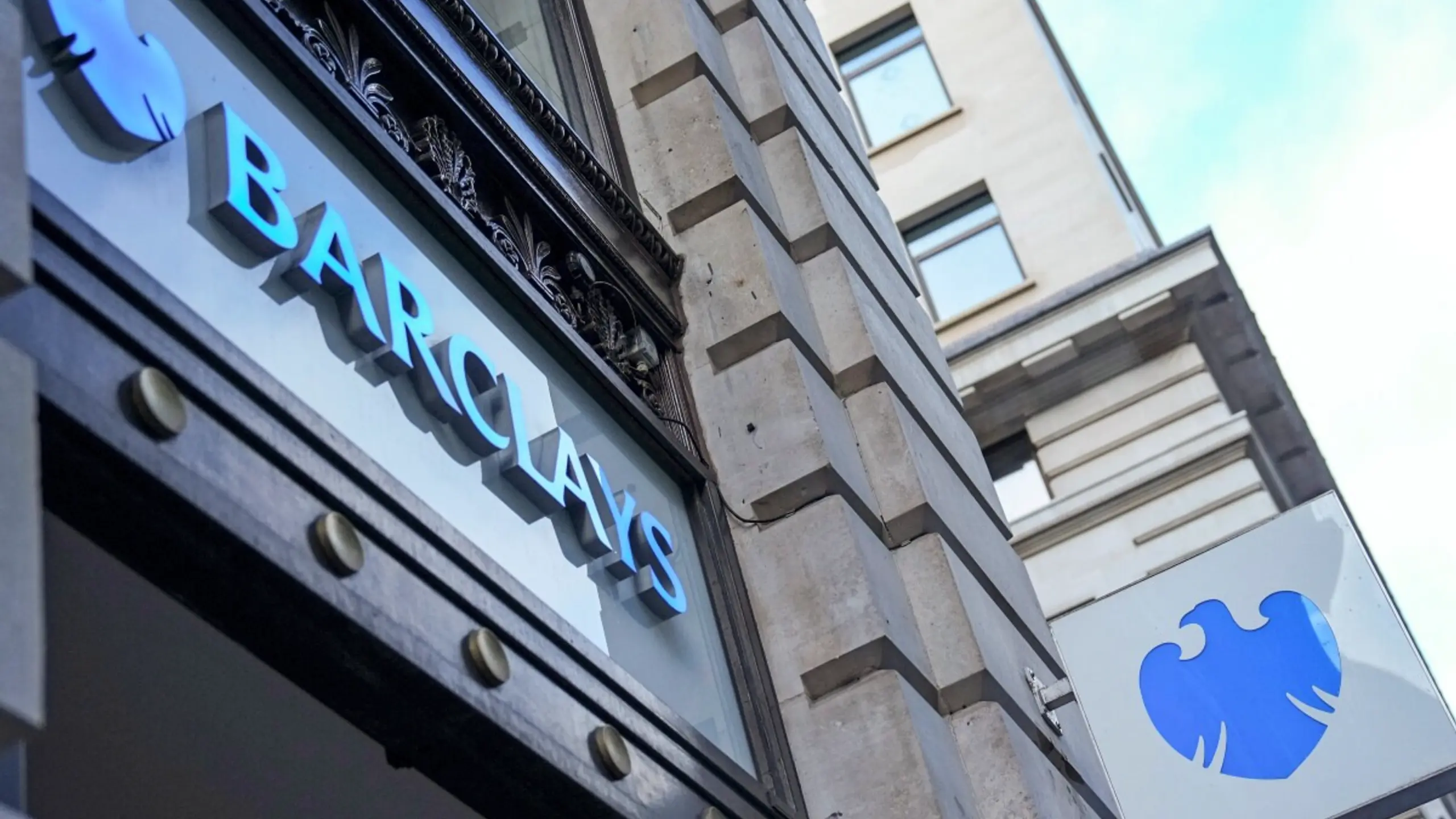 Barclays sieht sich auf Kurs zu ihren Jahrszielen