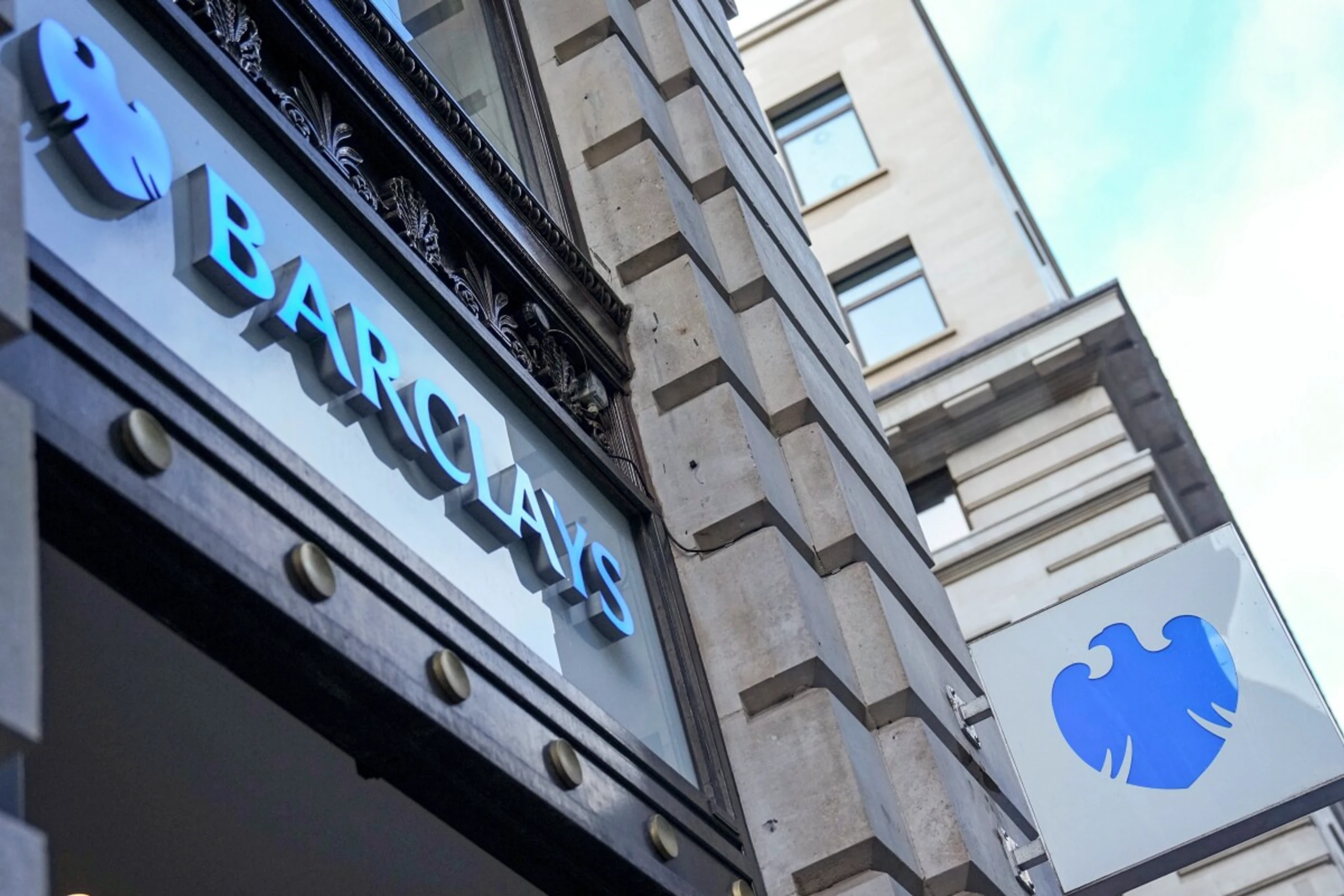 Barclays sieht sich auf Kurs zu ihren Jahrszielen