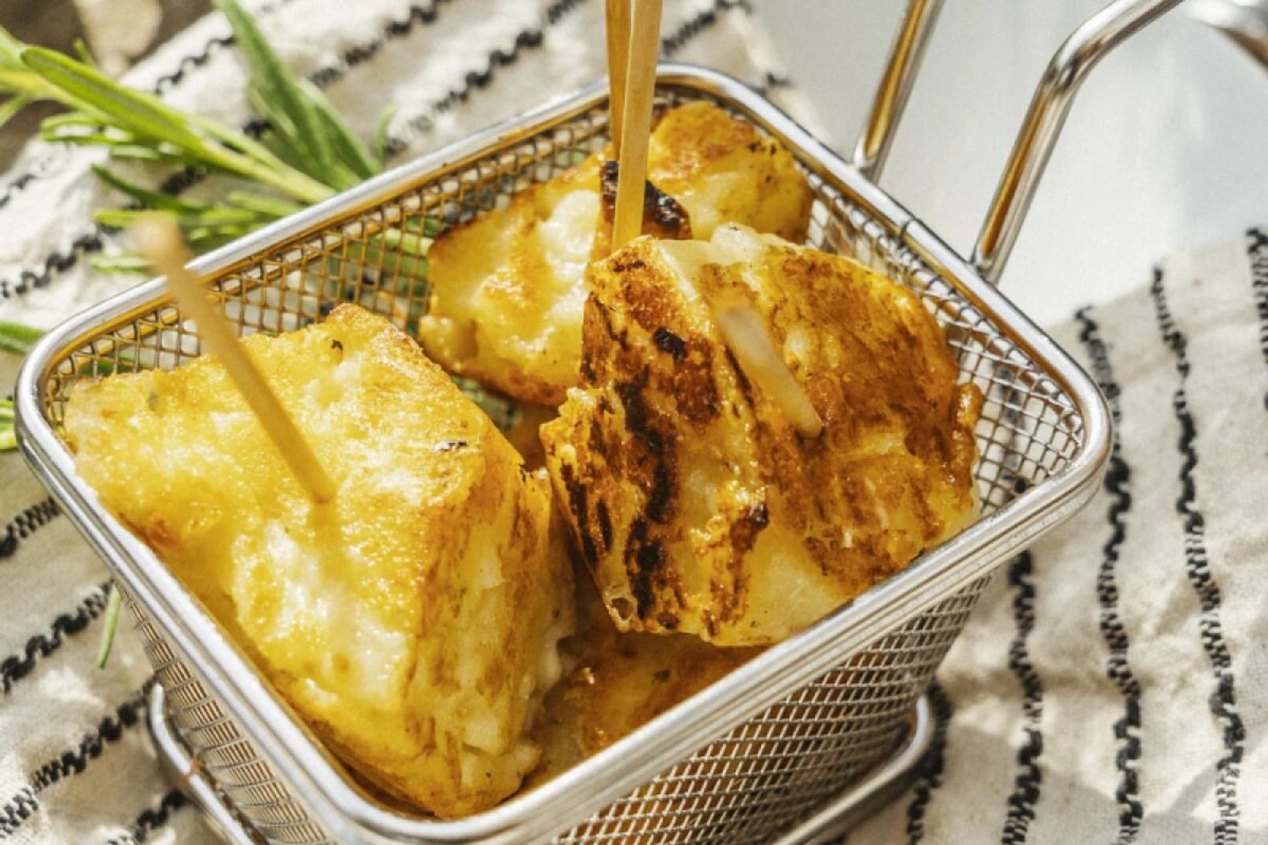 Die Kässpätzlewürfel kann man mit einem Sauerrahm-Dip servieren
