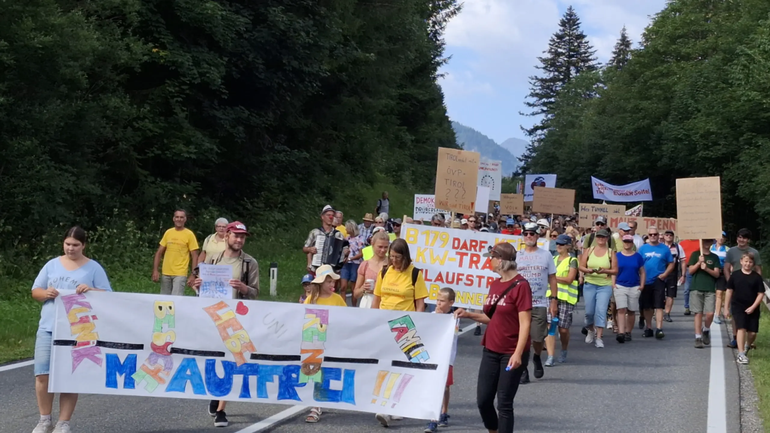 © APA/APA/MARKUS STEGMAYR/MARKUS STEGMAYR Der Fernpass-Demozug war dieses Mal lautstark