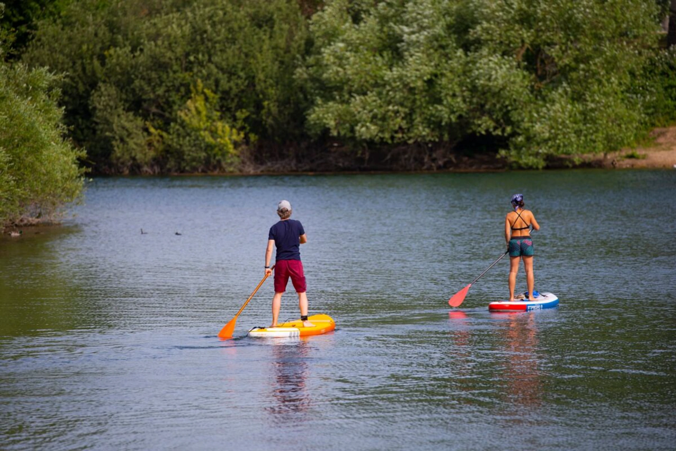 ++ ARCHIVBILD ++ Stehen auf einem SUP-Board fordert Muskeln in Rumpf, Beinen und Füßen