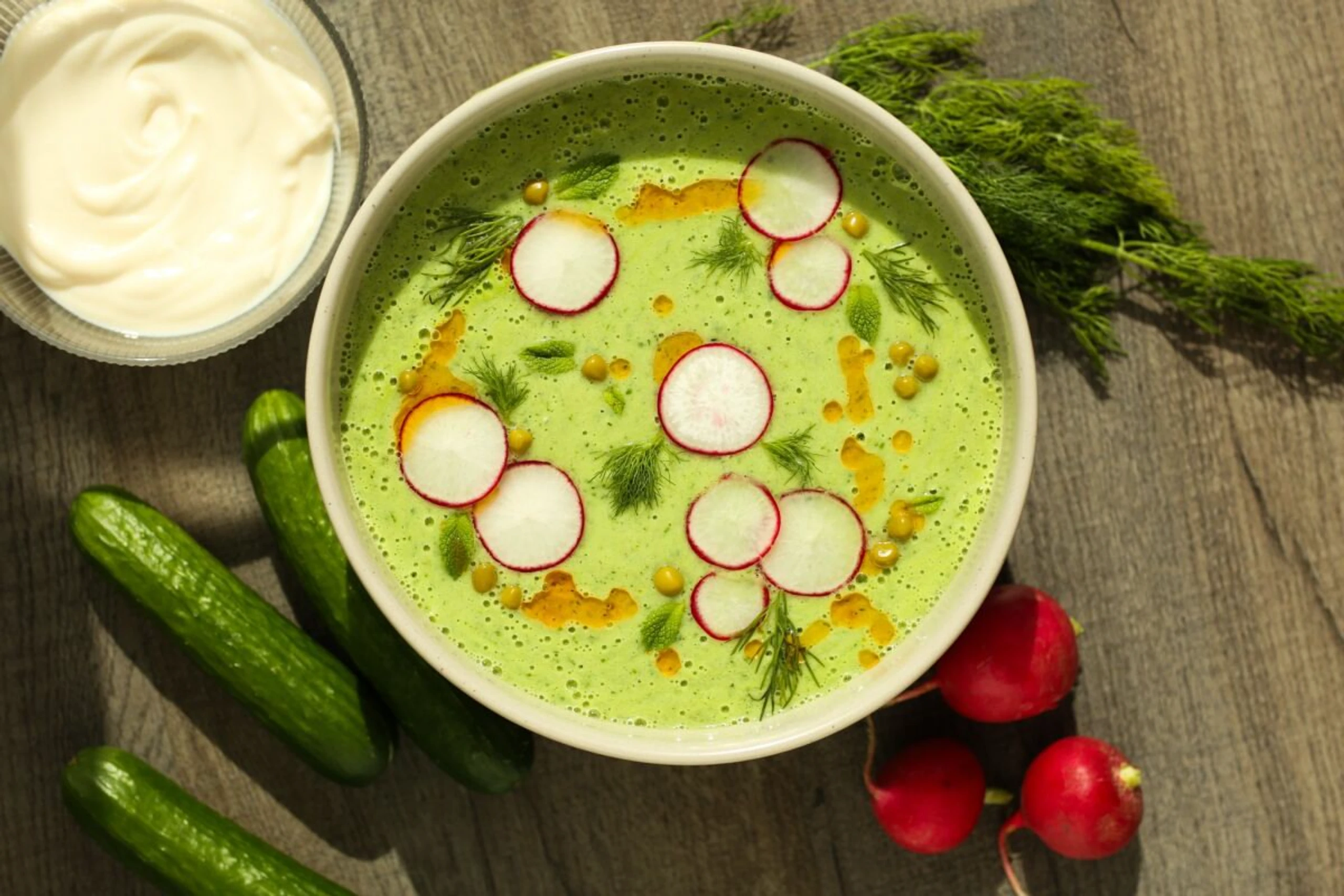 Eine Gurken-Joghurt-Suppe ist perfekt an heißen Sommertagen