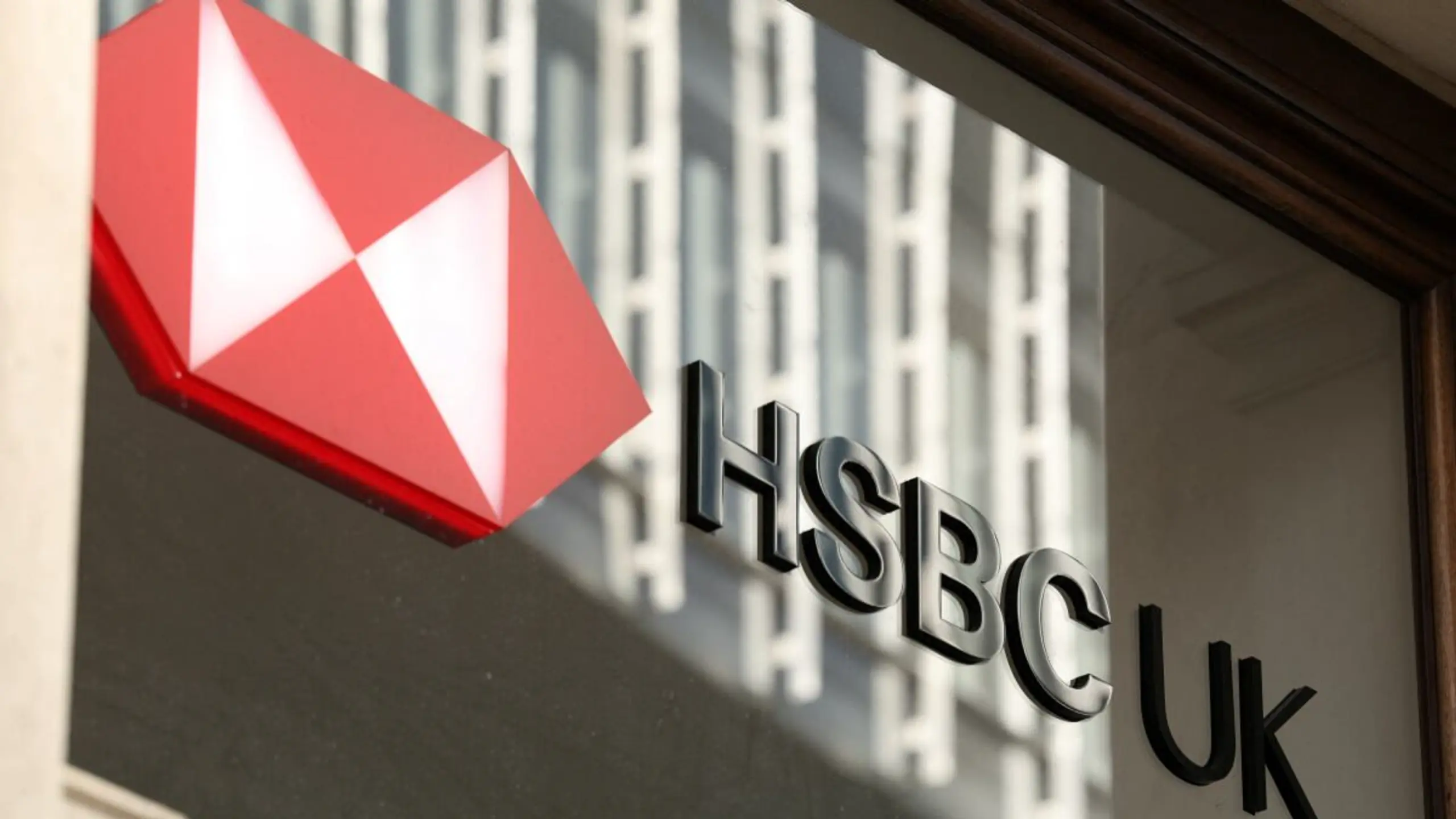 © APA/APA/AFP/ADRIAN DENNIS HSBC nimmt Aktienrückkäufe wieder auf