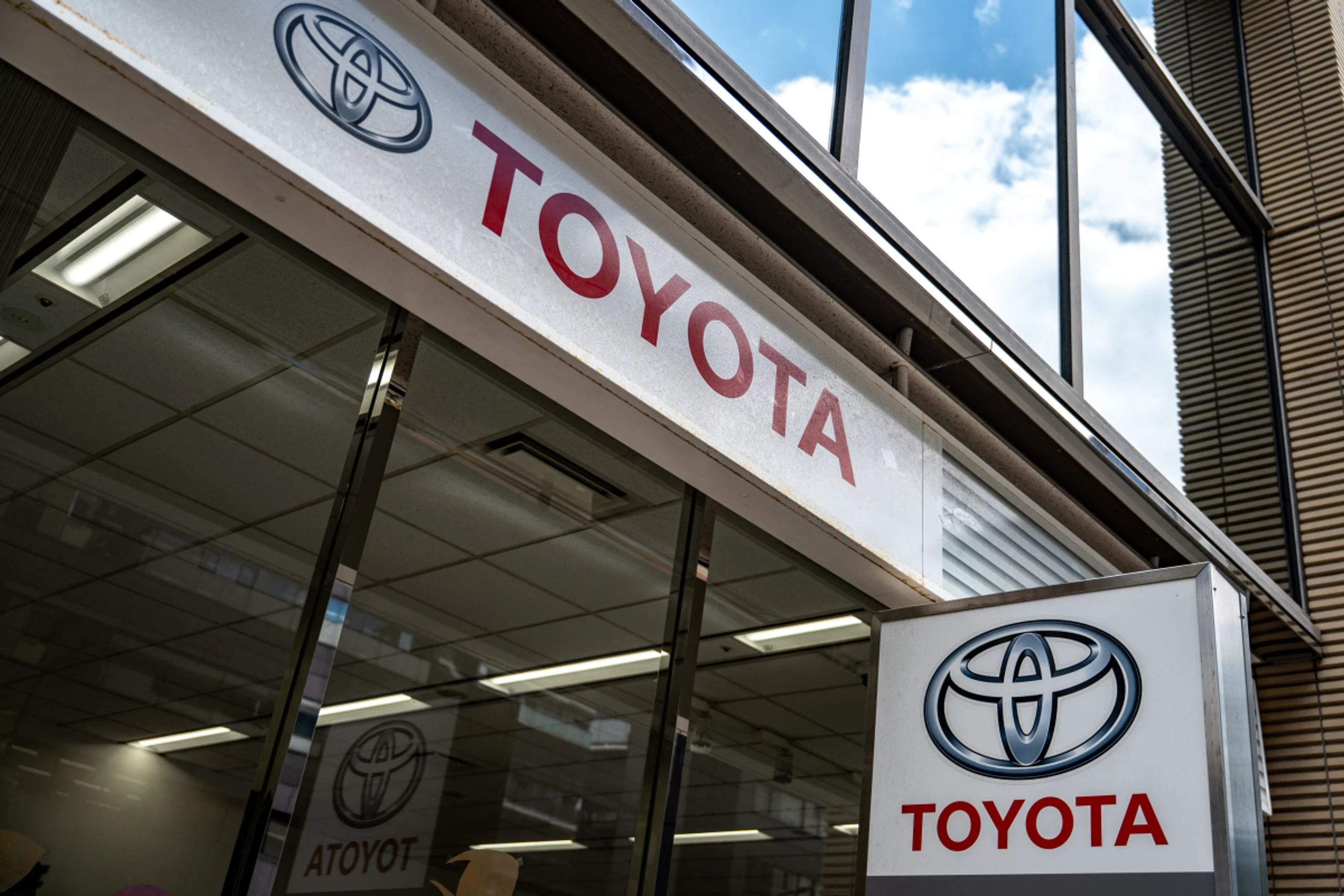 Autobauer Toyota hebt Gewinnausblick