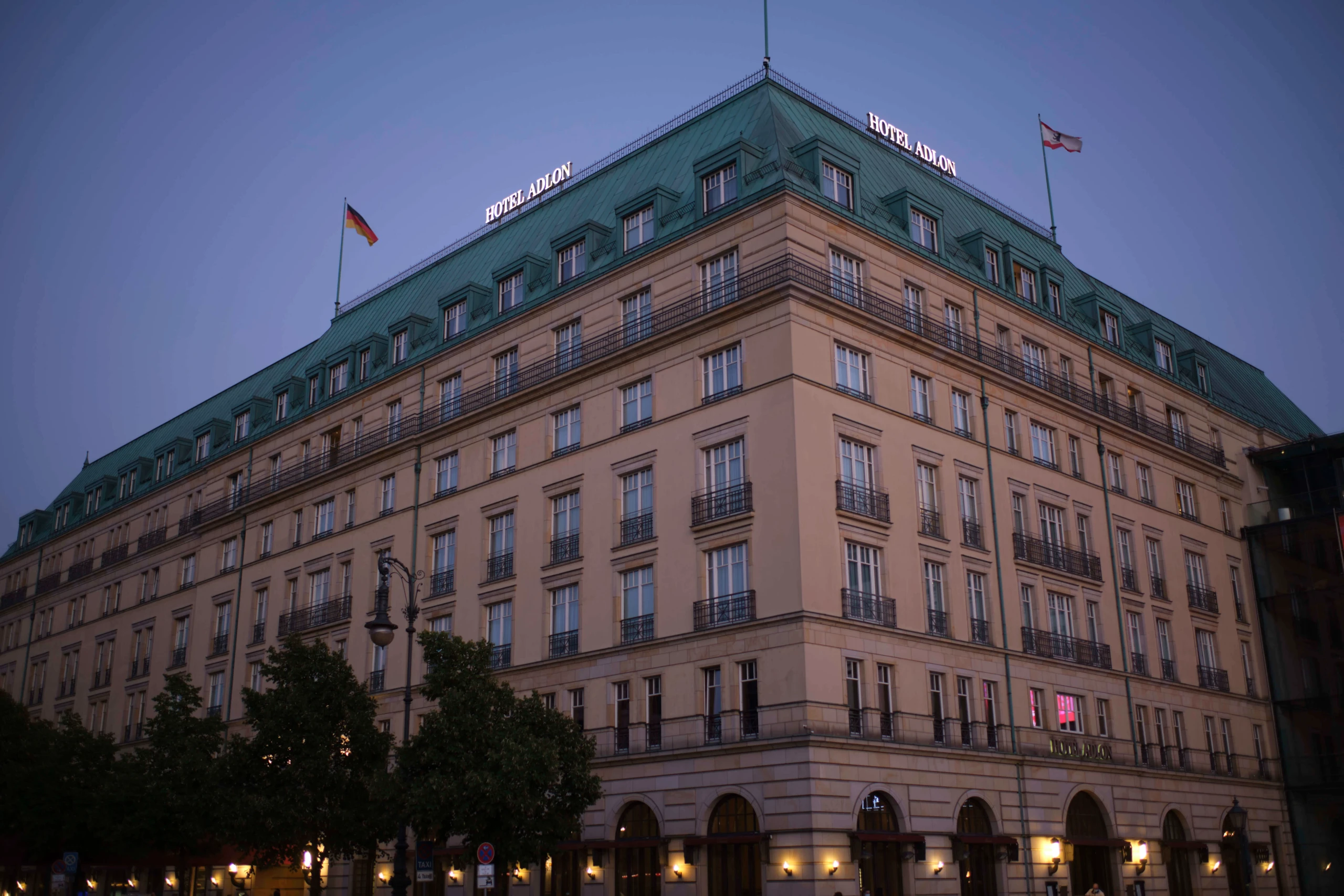 Berliner Hotel Adlon soll für mindestens 280 Mio. Euro verkauft werden