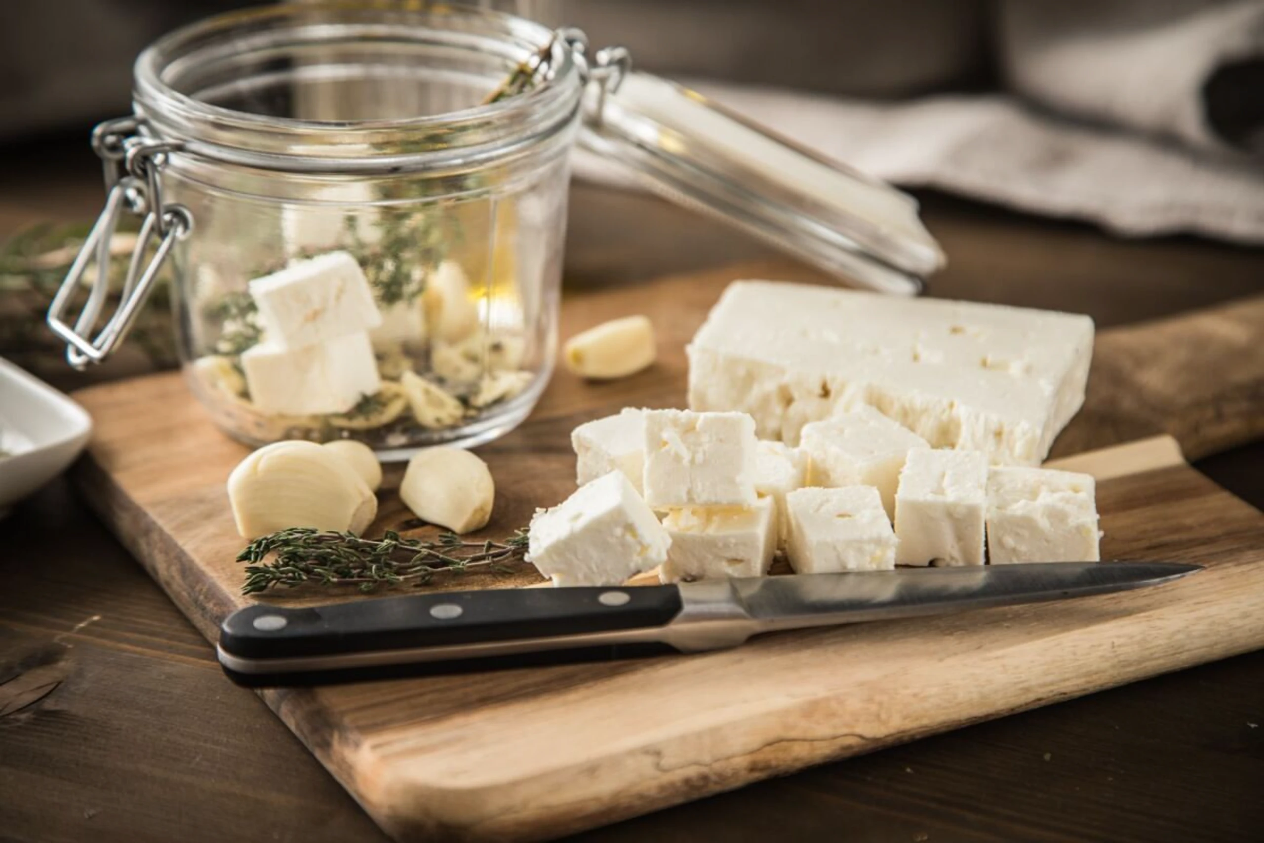Weißer Käse in Salzlake aus Kuhmilch ist kein echter griechischer Feta