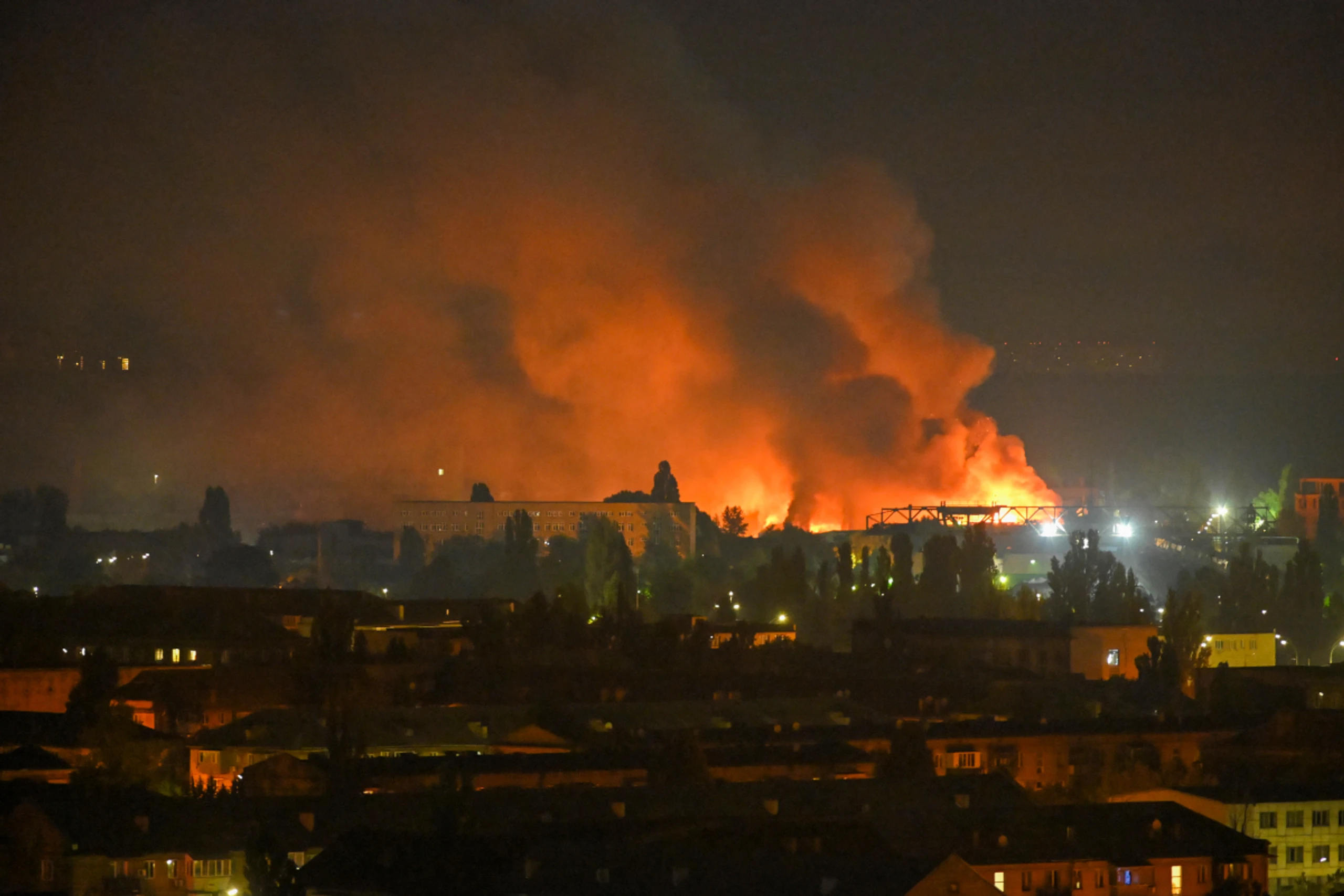 Feuer und Rauch im nächtlichen Kiew nach russischen Angriffen
