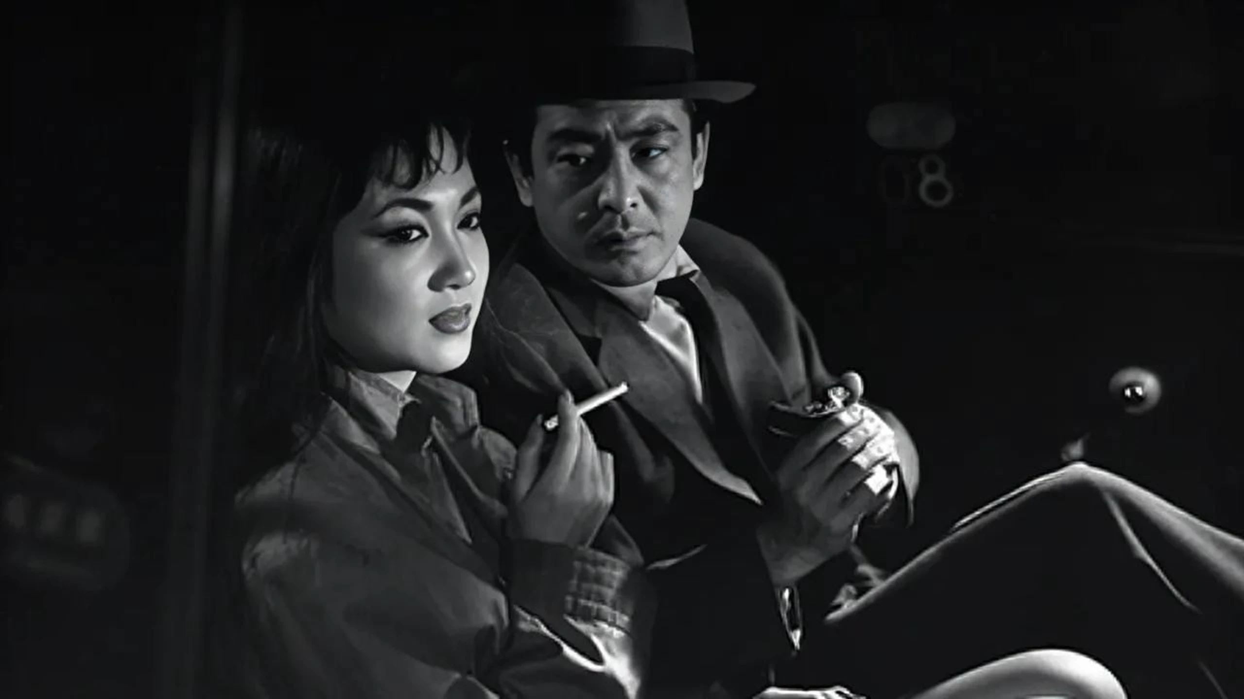裸女と拳銃