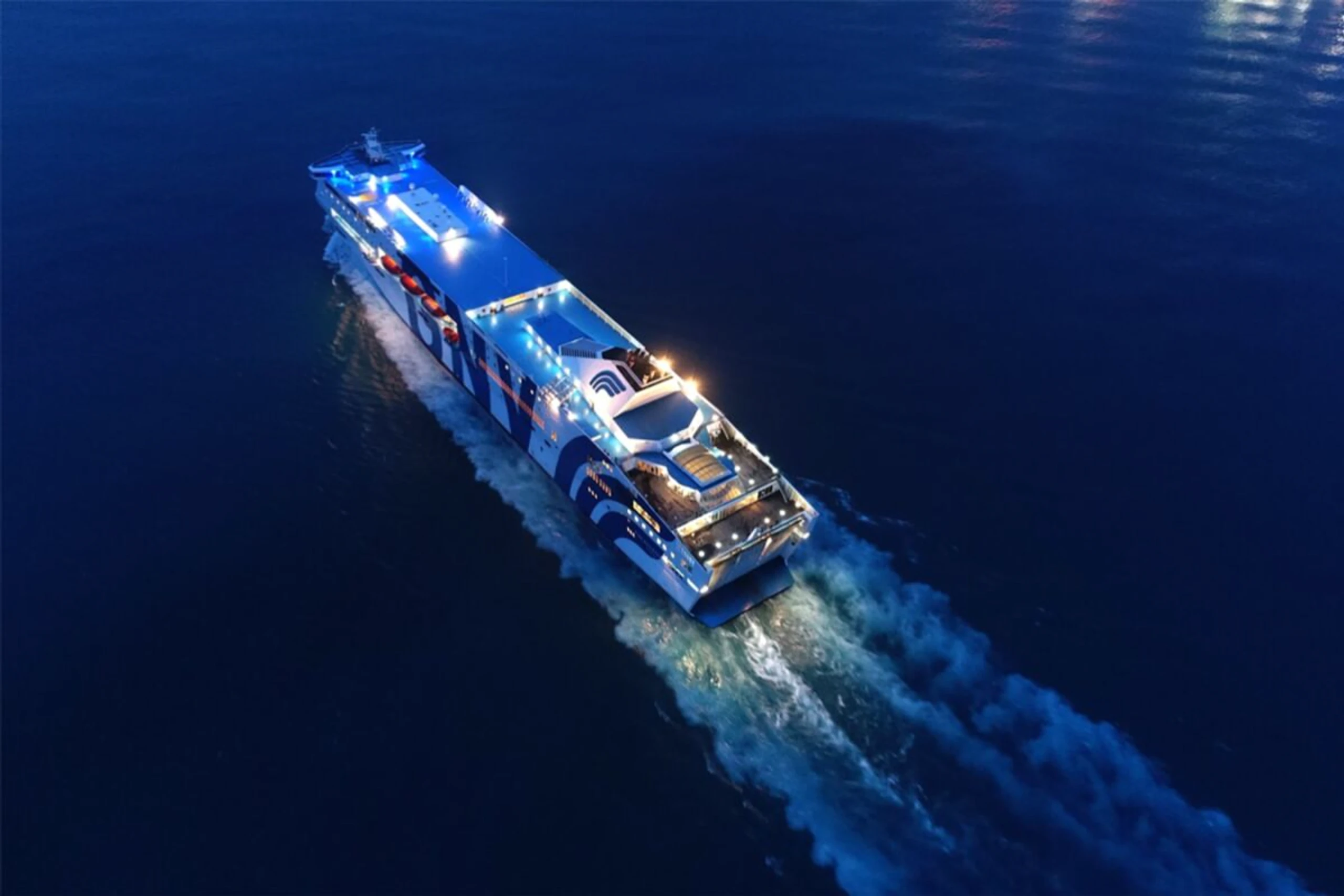 Die Fahrtzeit mit der Fähre übers Mittelmeer beträgt etwa 24 Stunden