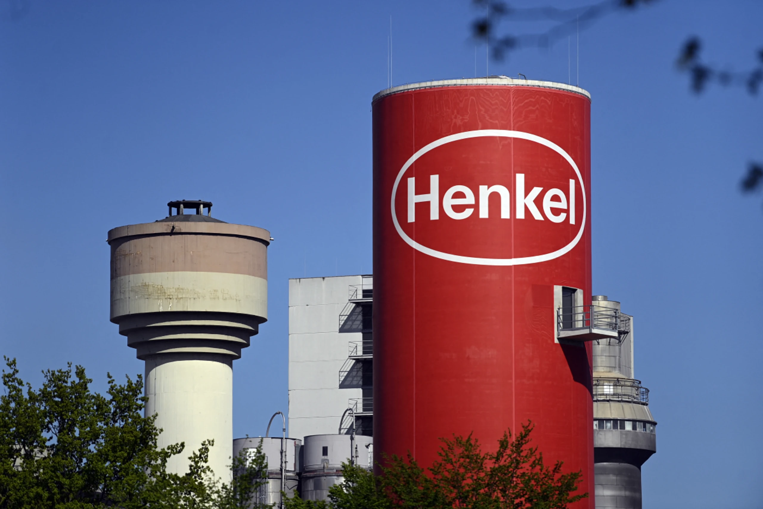 Henkel hebt nach Zuwächsen im Halbjahr Umsatzprognose an