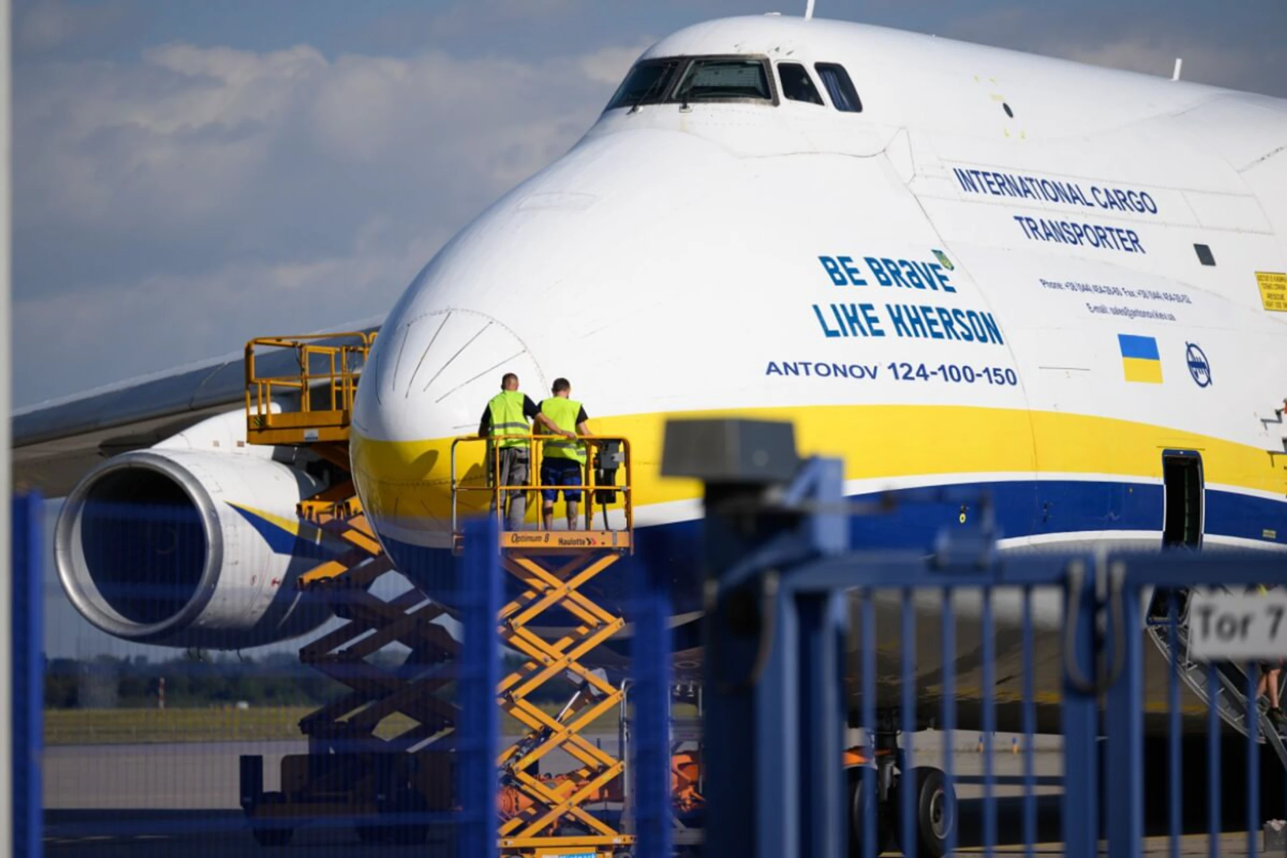 Eine ukrainische Antonov am Flughafen Leipzig/Halle.
