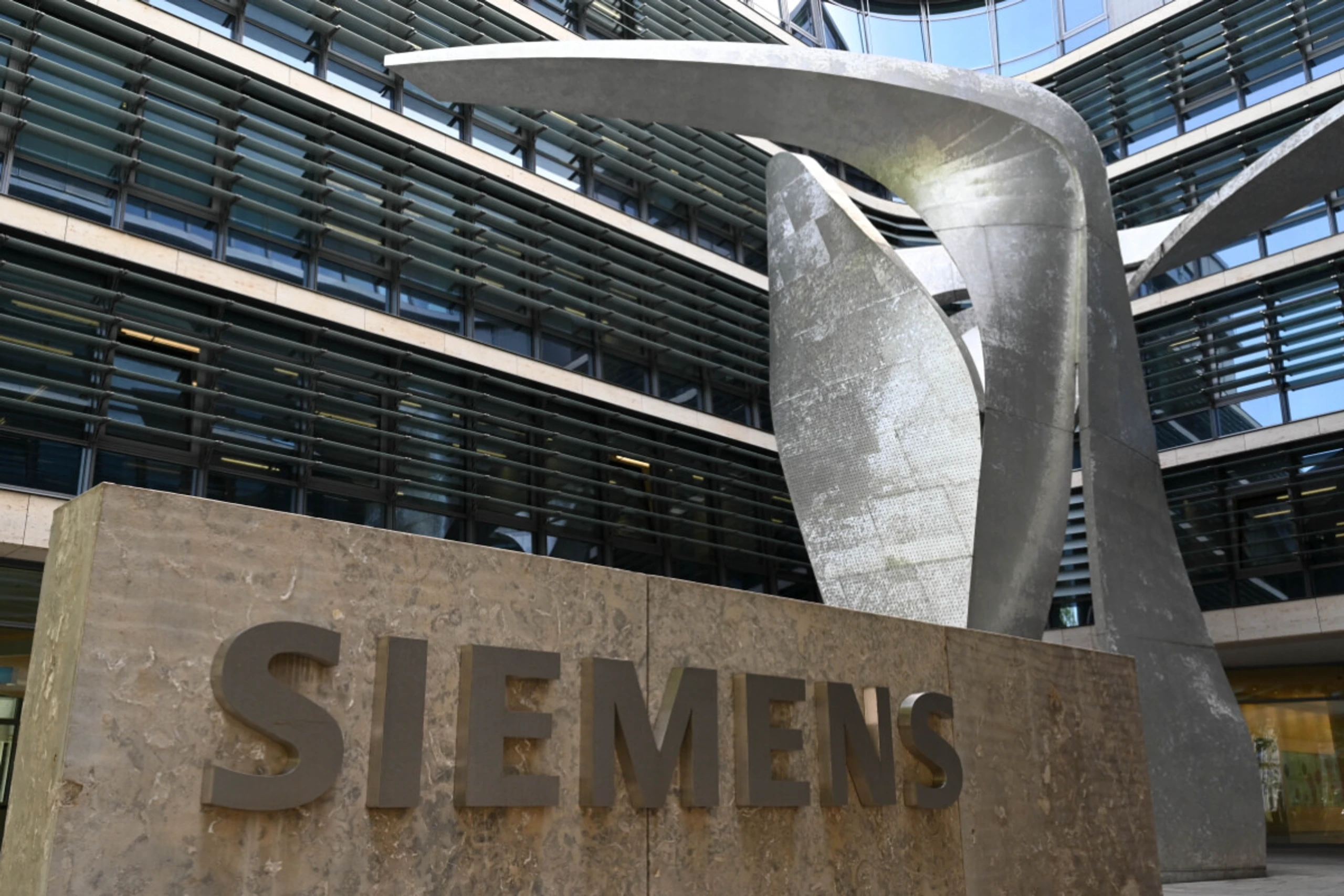 Siemens macht mehr Gewinn und erhöht die Prognose