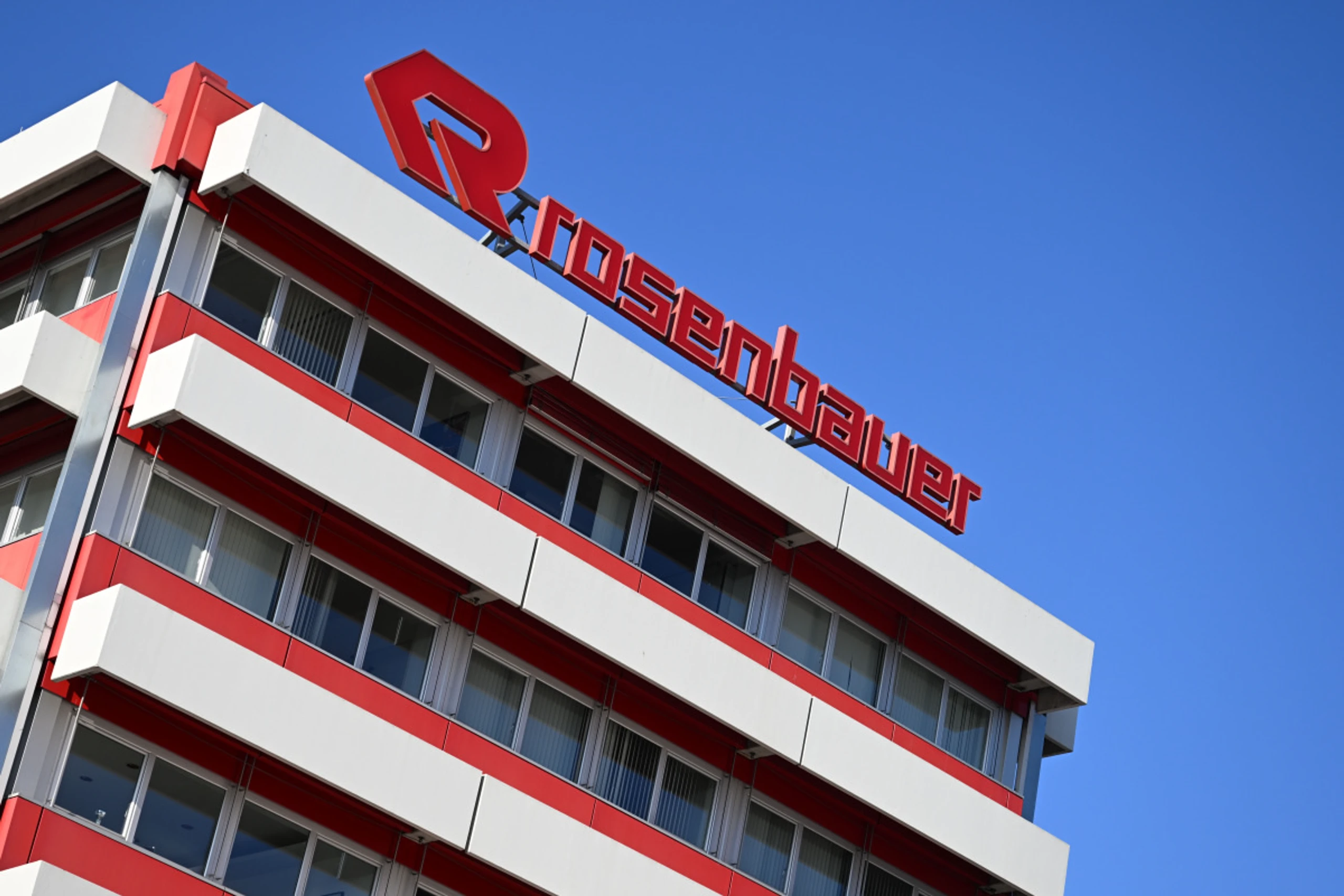 Fahrzeugauslieferungen und Brandschutz treiben Rosenbauer an